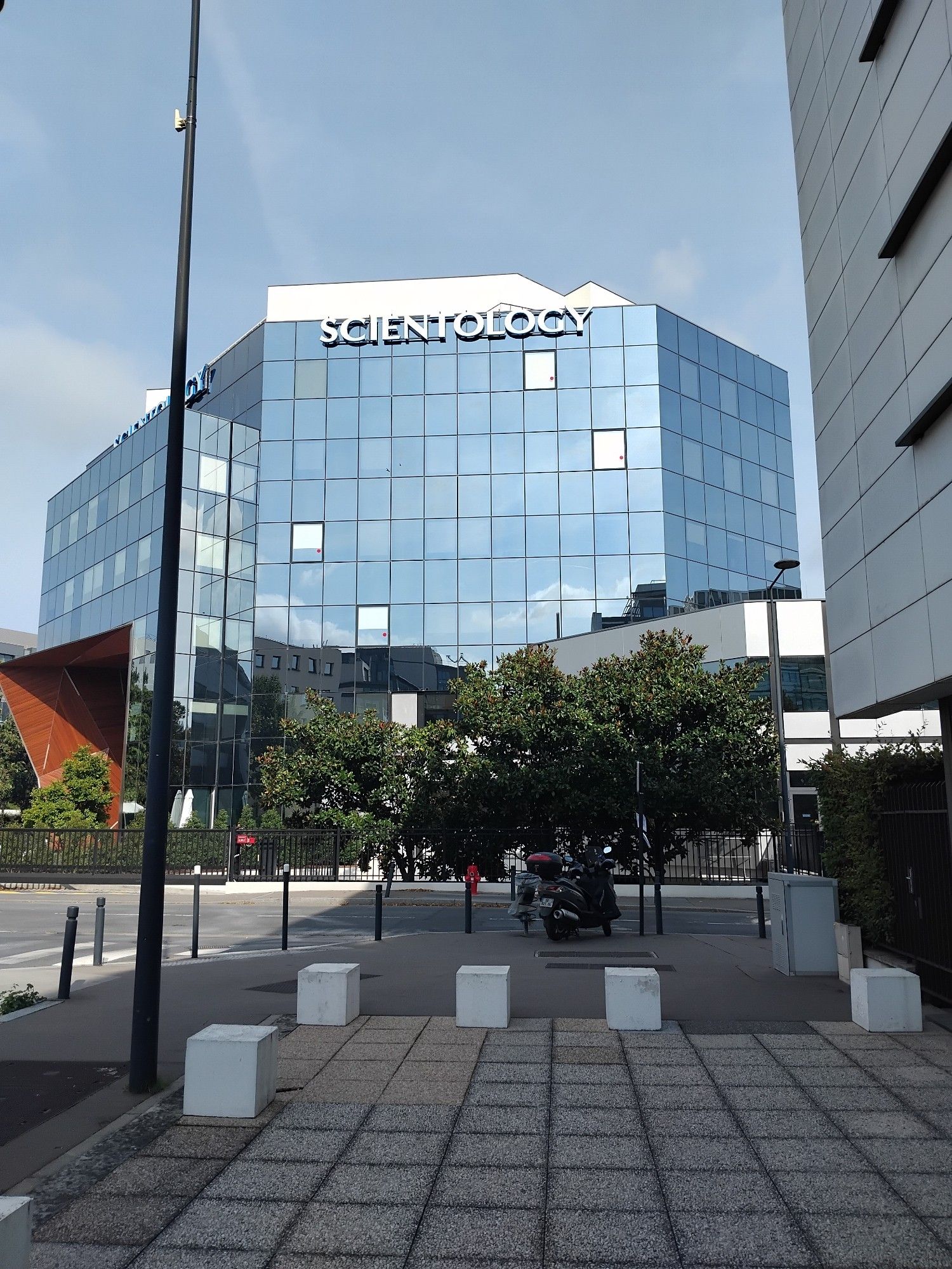 Immeuble de verre abritant l'église de scientologie à Saint-Denis.