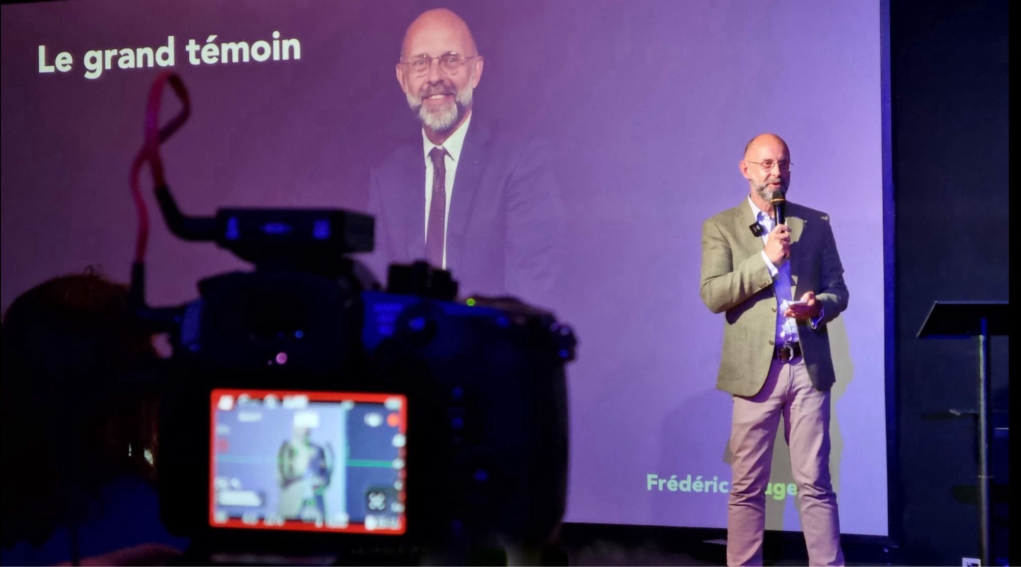 Photo de Frédéric Fougerat, intervenant durant la nuit de la communication publique numérique.