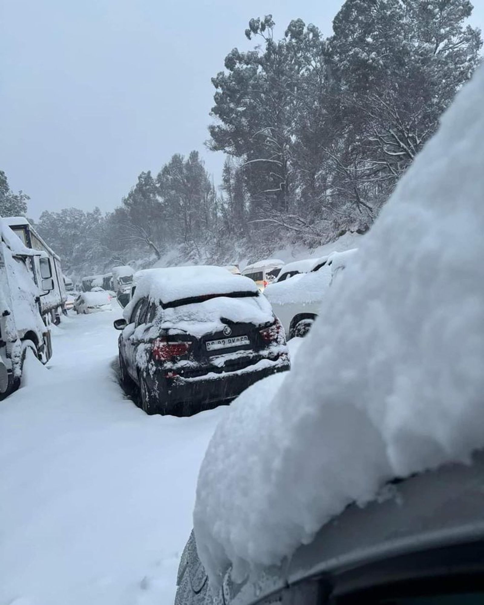 motorists stuck in heavy snow at Van Reenen's pass in KZN, S.Afr