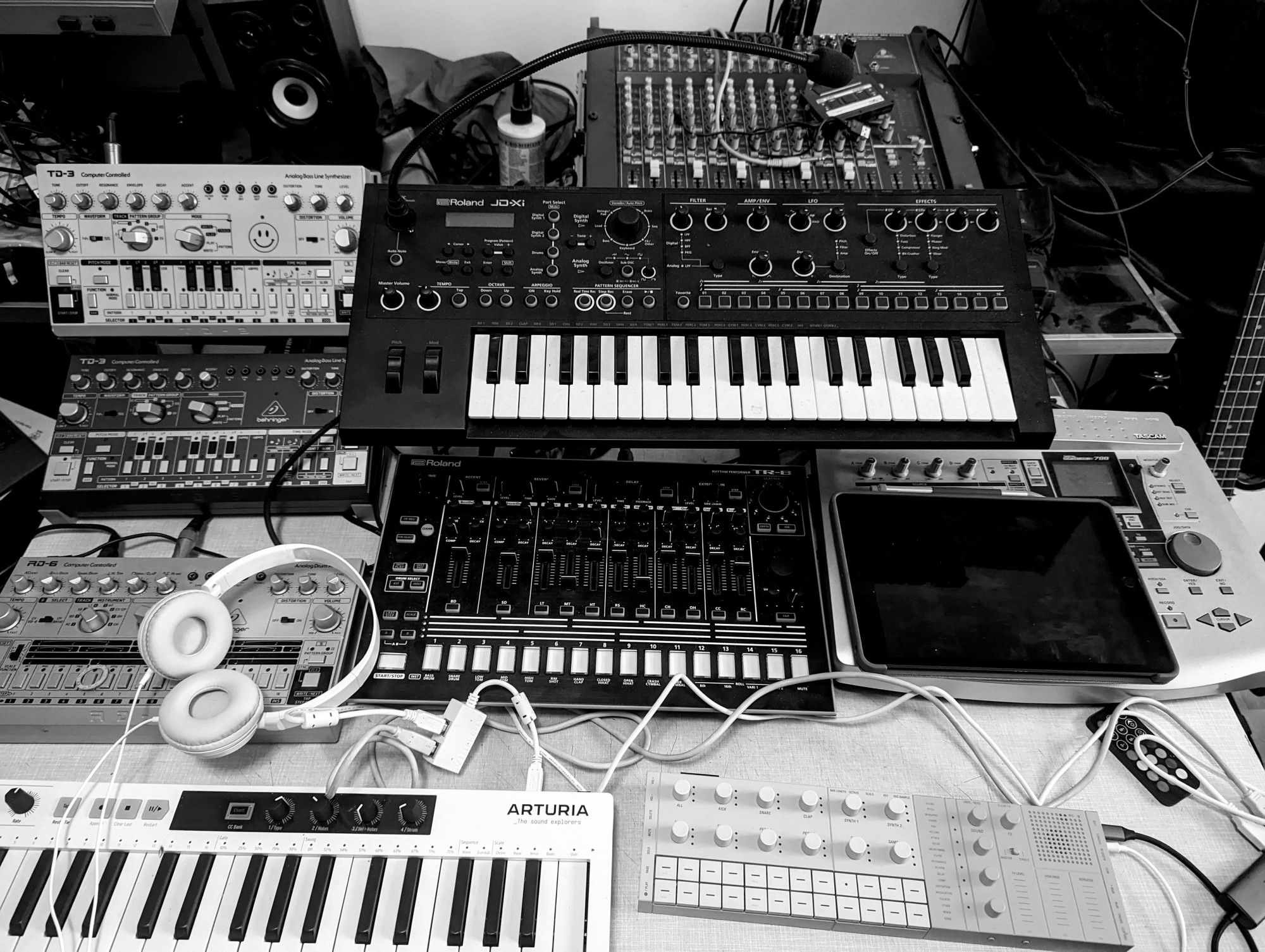 Chaostisch mit 2x TD3 303 Clone, 1x RD6 606 Clone, Roland JDXi, Roland TR8, Yamaha Seqtrak, Arturia Keystep.