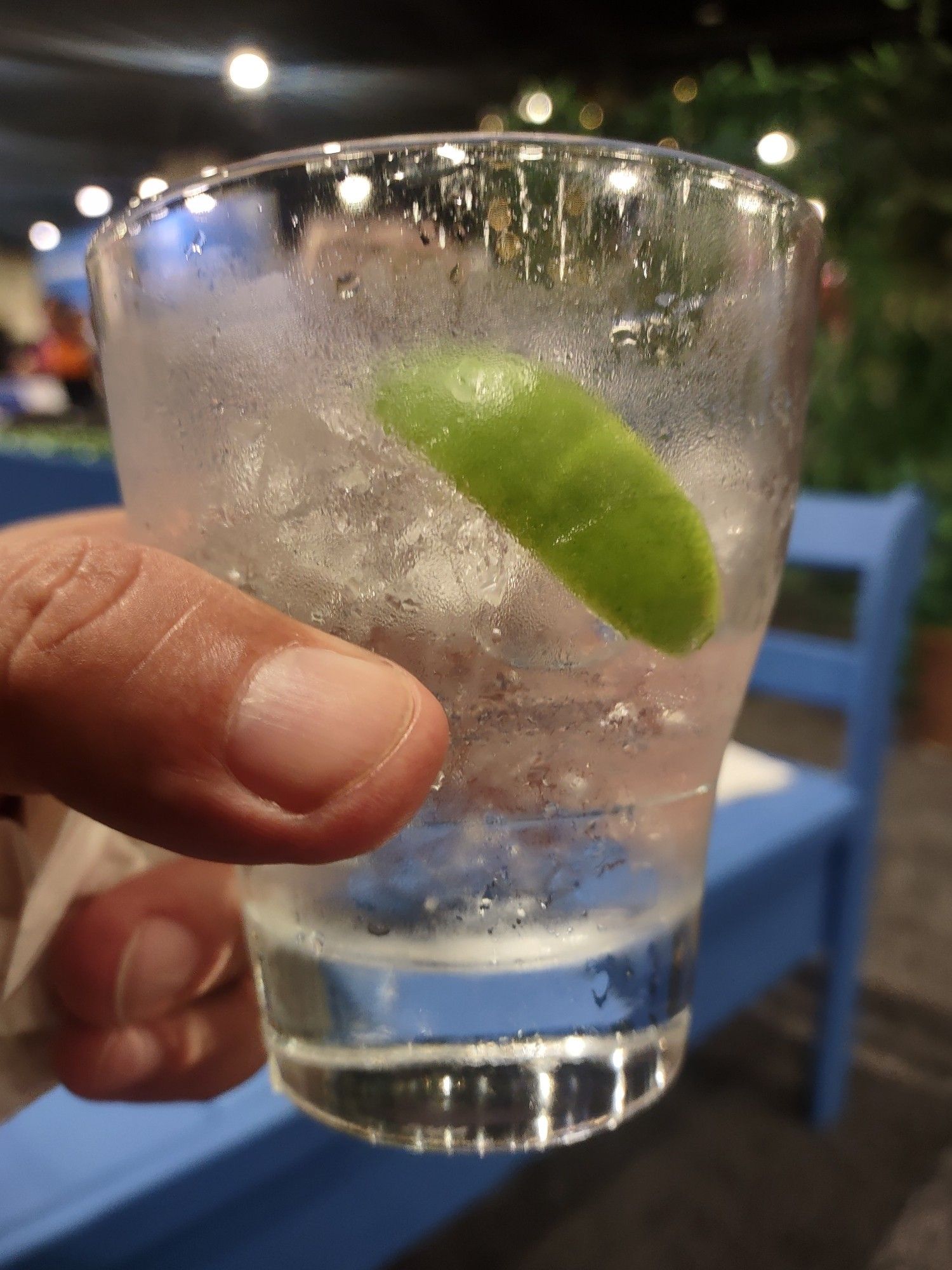 A gin and tonic cocktail