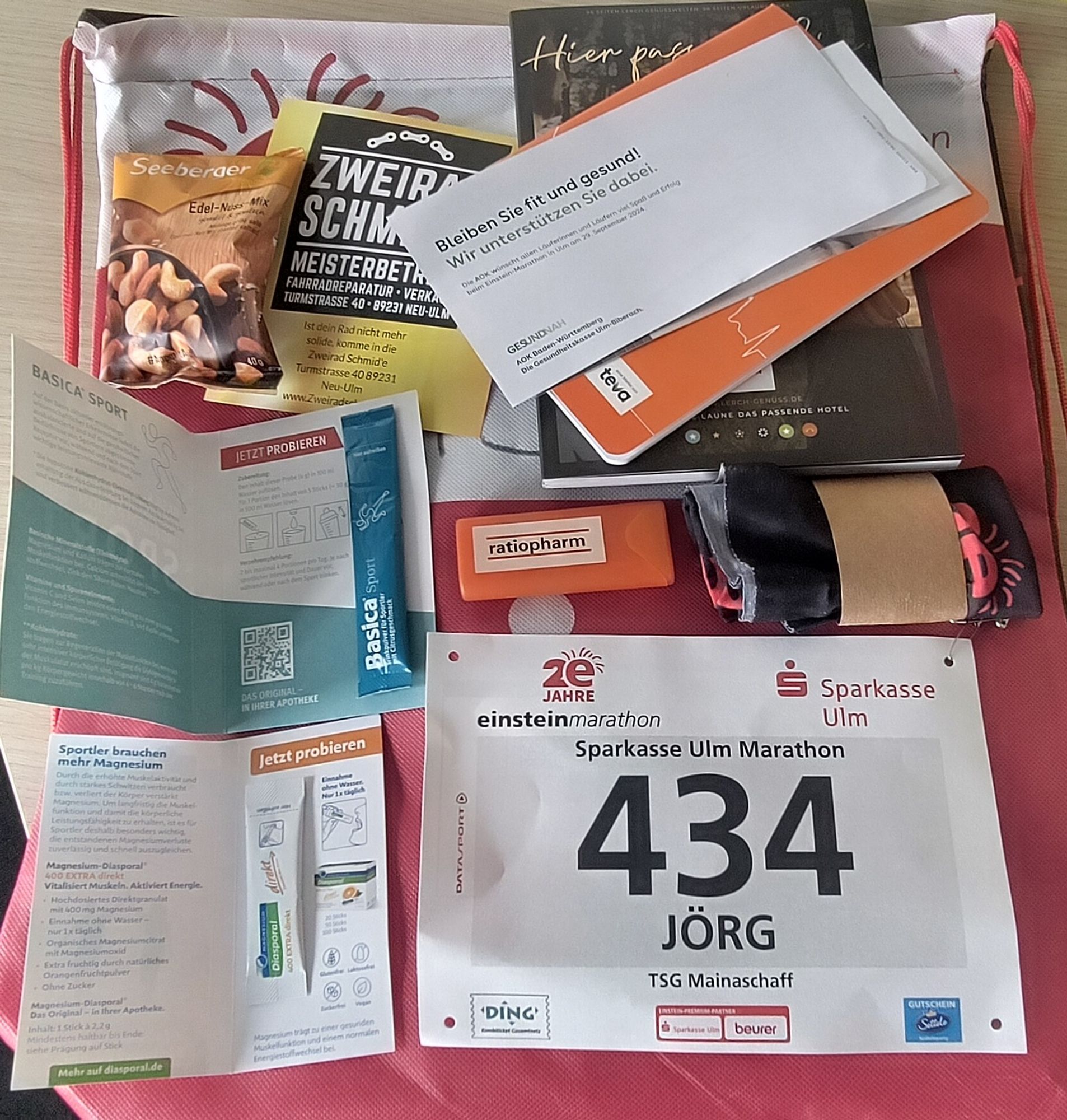 Inhalt des Starterbeutels des Einsteinmarathons und meine Startnummer.