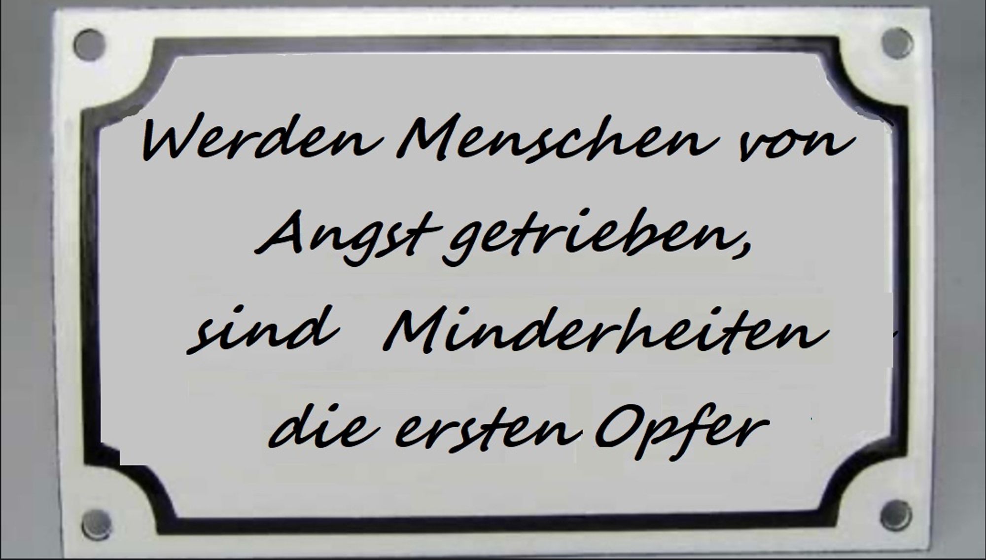 ein Metallschild mit dem Spruch: Werden Menschen von Angst getrieben, sind Minderheiten die ersten Opfer