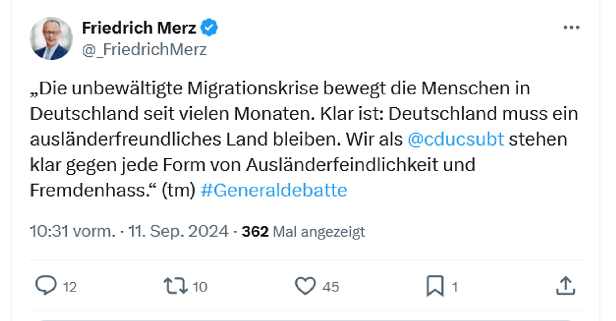 Das Bild zeigt einen Screenshot eines Tweets von Friedrich Merz. Der Tweet ist auf Deutsch verfasst und thematisiert die anhaltende Migrationskrise in Deutschland. Es wird betont, dass Deutschland ein ausländerfreundliches Land bleiben muss und dass die Partei CDU/CSU fest gegen jede Form von Fremdenfeindlichkeit und Ausländerfeindlichkeit steht. Der Tweet enthält die Hashtags #TeamMerz und #Generaldebatte.