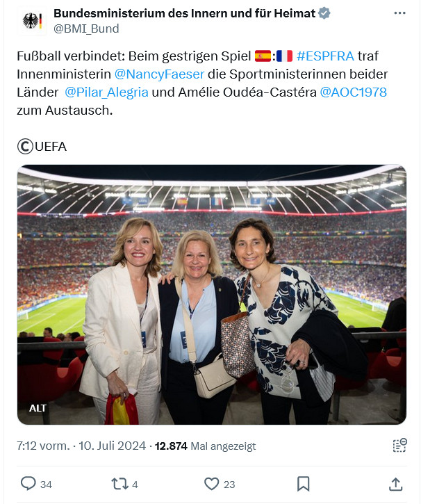 Das Bild zeigt drei Personen in einem Stadio Im Hintergrund findet ein Fußballspiel statt, was durch die Zuschauer und die Architektur des Stadions angezeigt wird. Die Personen scheinen das Ereignis zu genießen, was ihre Kleidung und Körpersprache nahelegt, die für Besucher solcher öffentlichen Sportveranstaltungen typisch ist.
Text:
Bundesministerium des Innern und für Heimat
@BMI_Bund
Fußball verbindet: Beim gestrigen Spiel
#ESPFRA traf Innenministerin @NancyFaeser die Sportministerinnen beider Länder @Pilar_Alegria und Amélie Oudéa-Castéra @AOC1978
zum Austausch.