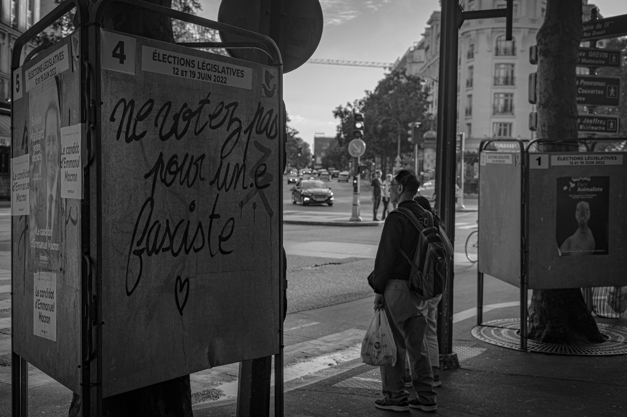 "Ne votez pas pour un.e fasciste ❤️" est écrit sur un des panneaux d'affichage des élections législatives de 2022 sur le Grand boulevard