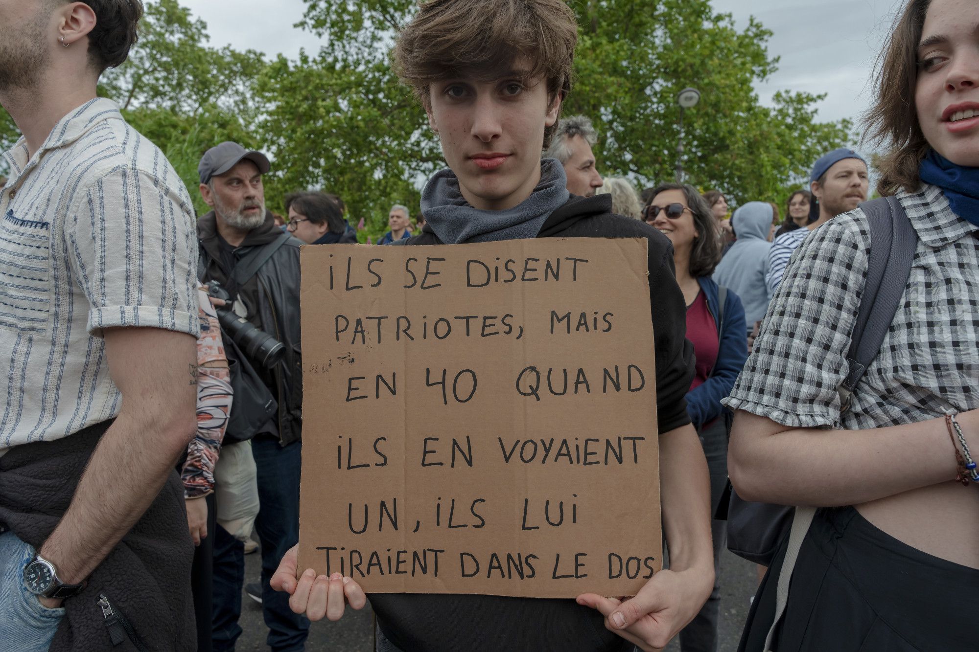 Un jeune homme, lors de la manif contre l'extrême droite du 15 juin 20224, tient une pancarte où est inscrit : "Ils se disent patriotes, mais en 40 quand ils en voyaient un, ils lui tiraient dans le dos"