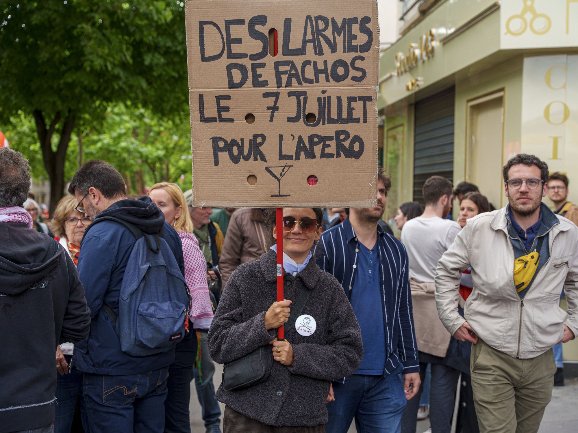 "Des larmes de fachos le 7 juillet pour l'apéro"

Rencontre avec cette femme tenant cette pancarte à la fin de la manifestation du 15 juin 2024 où une partie des citoyens sont descendus dans les rues pour dire leur opposition à l'extrême droite et ses idées