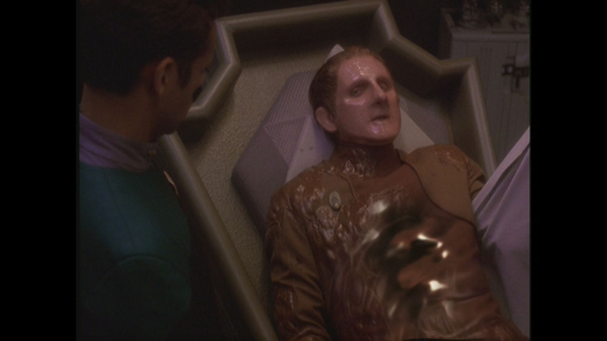 Odo aus Star Trek DS9 kann seine Form nicht halten und scheint zu schmelzen.🫠