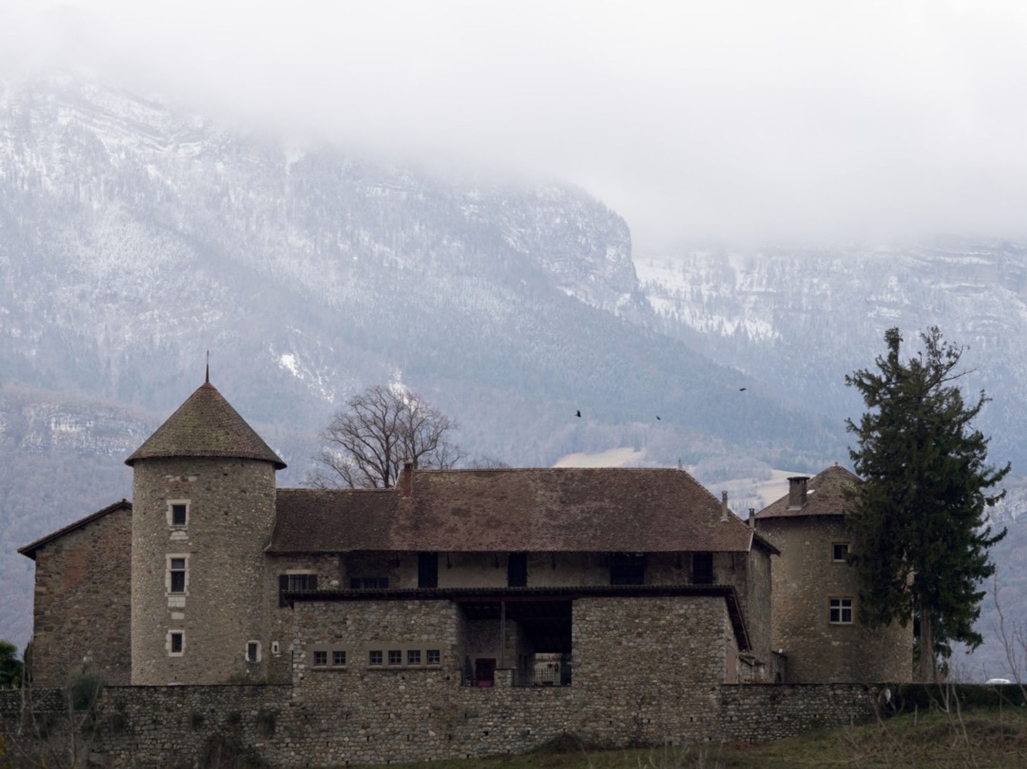 château bayard sur un belvédère donnant sur le massif de la chartreuse enneigé