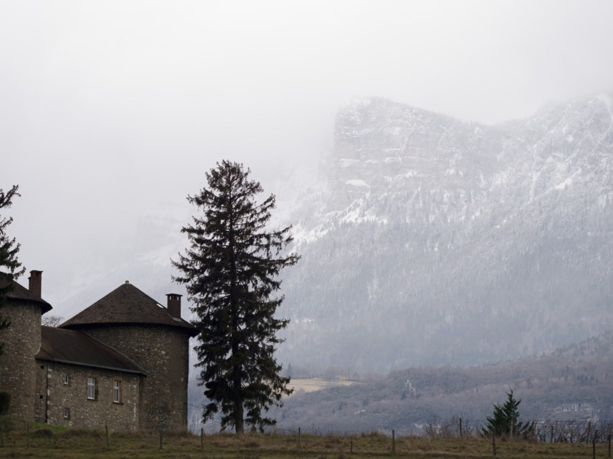 autre vue du château bayard avec le massif de la chartreuse enneigé