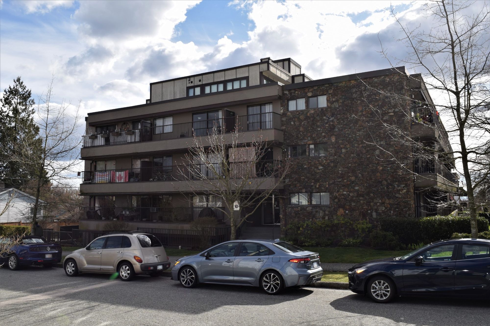 three-storey plus penthouse apartment building on corner lot