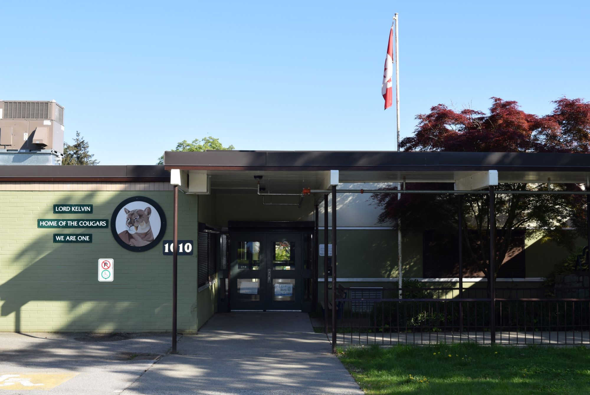 entrance to one-storey school building