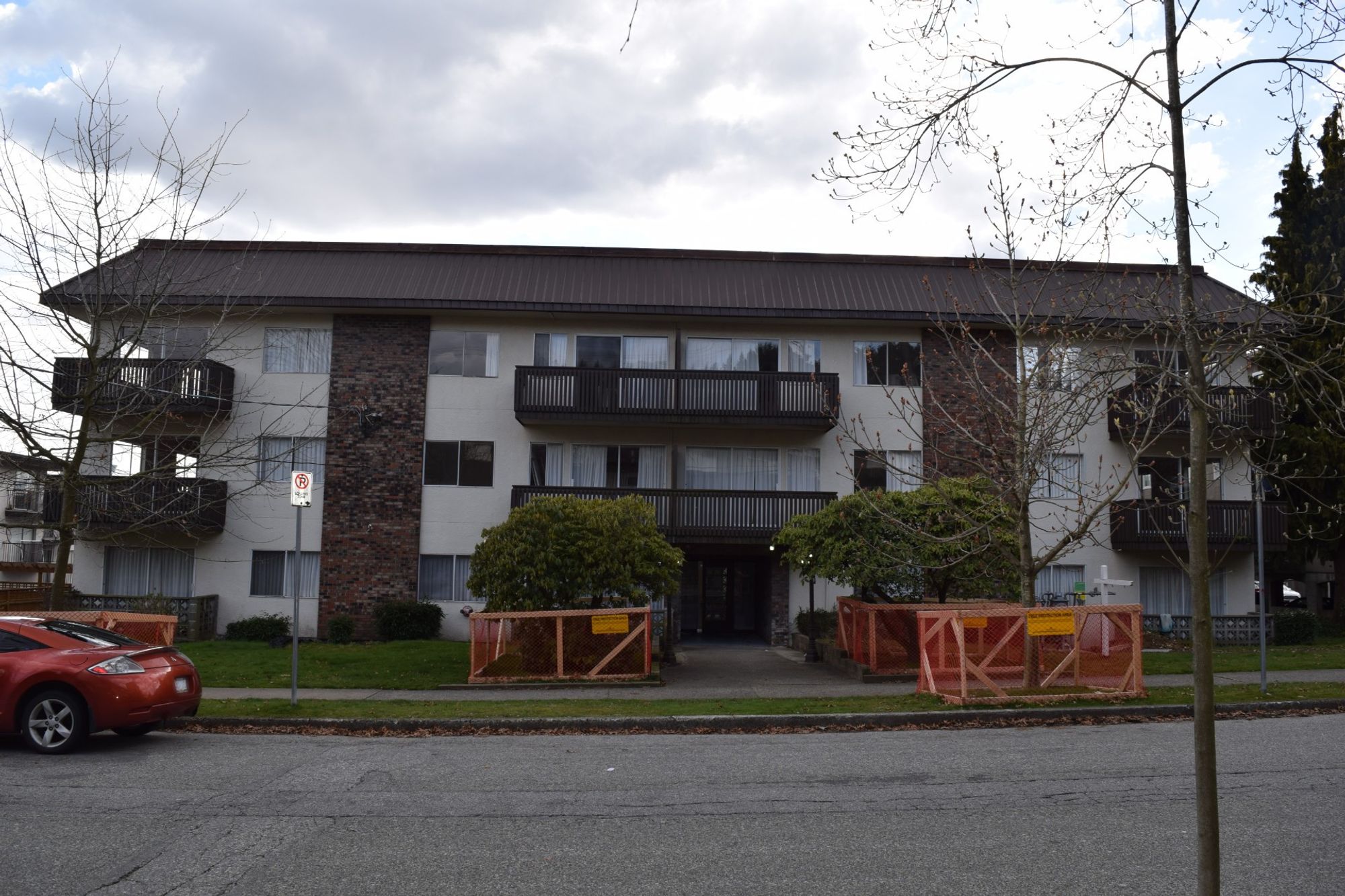 three-storey apartment building