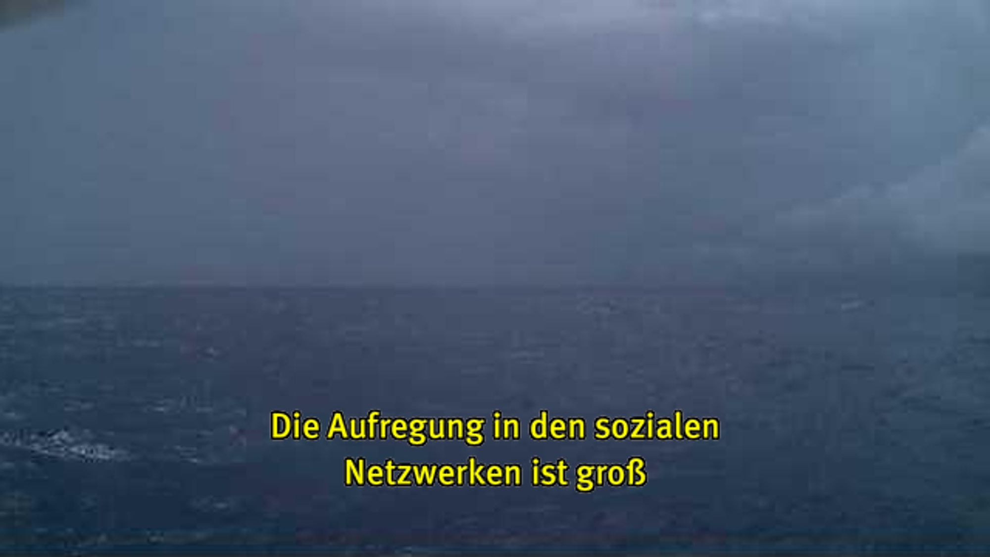 Webcam-Foto vom Meer, untertitelt mit gelber Schrift: "Die Aufregung in den sozialen Netzwerken ist groß"