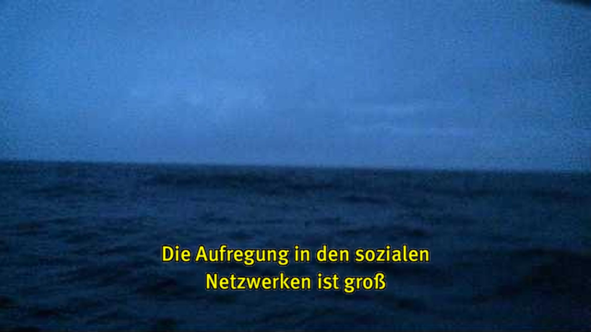 Webcam-Foto vom Meer, untertitelt mit gelber Schrift: "Die Aufregung in den sozialen Netzwerken ist groß"