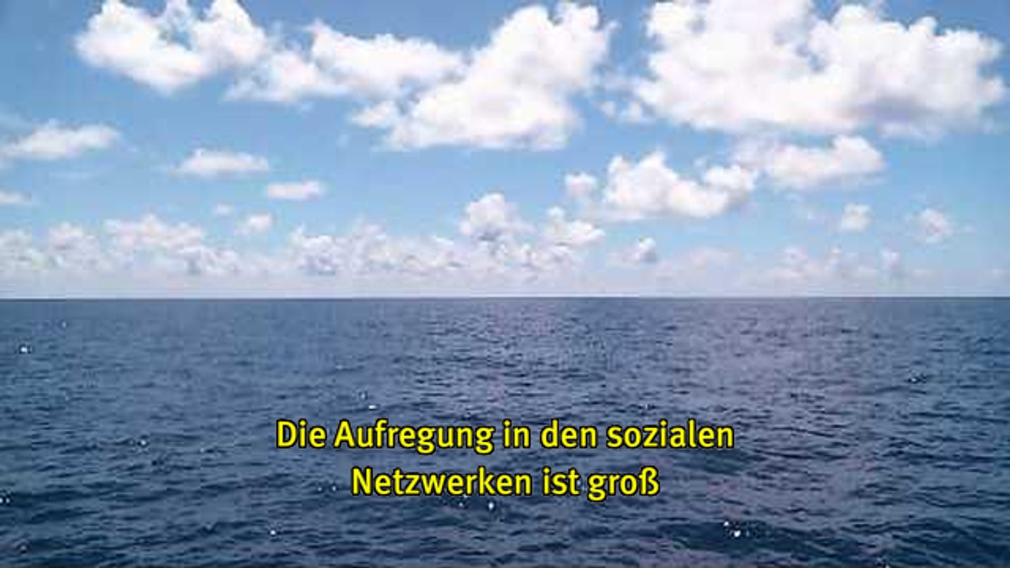 Webcam-Foto vom Meer, untertitelt mit gelber Schrift: "Die Aufregung in den sozialen Netzwerken ist groß"