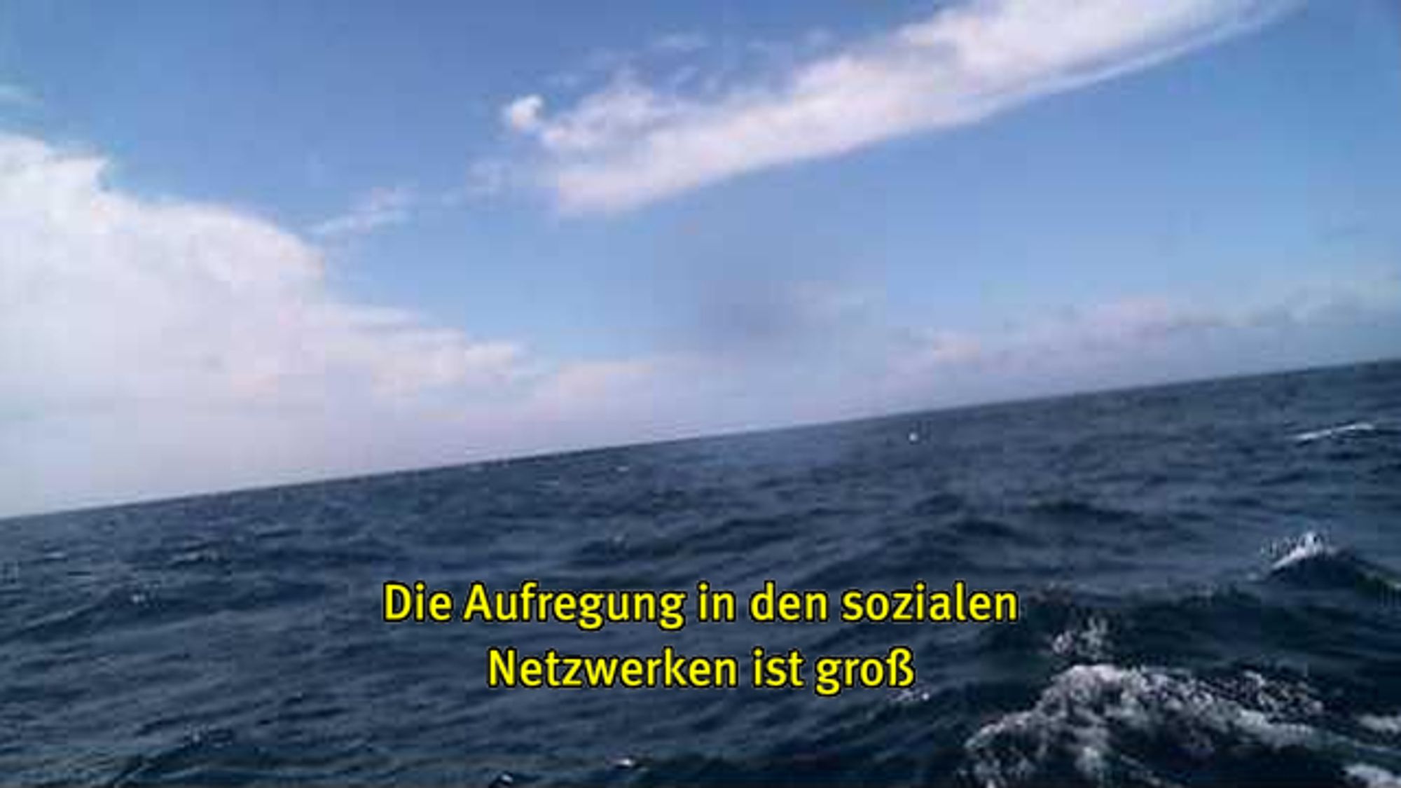 Webcam-Foto vom Meer, untertitelt mit gelber Schrift: "Die Aufregung in den sozialen Netzwerken ist groß"