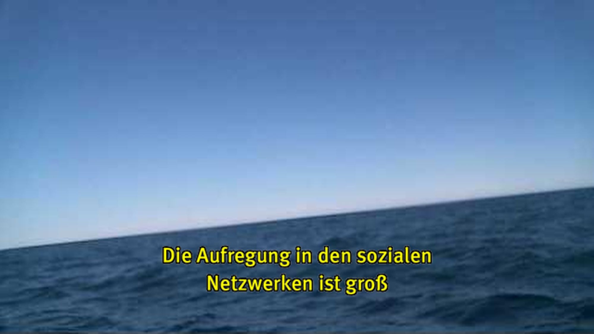 Webcam-Foto vom Meer, untertitelt mit gelber Schrift: "Die Aufregung in den sozialen Netzwerken ist groß"