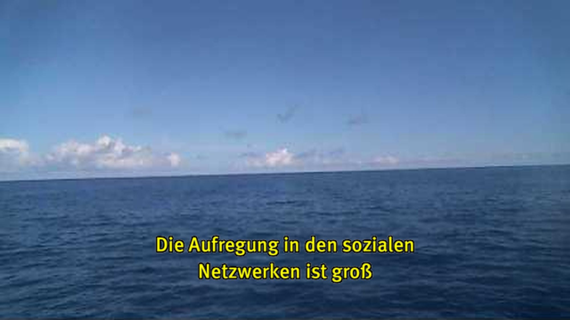 Webcam-Foto vom Meer, untertitelt mit gelber Schrift: "Die Aufregung in den sozialen Netzwerken ist groß"