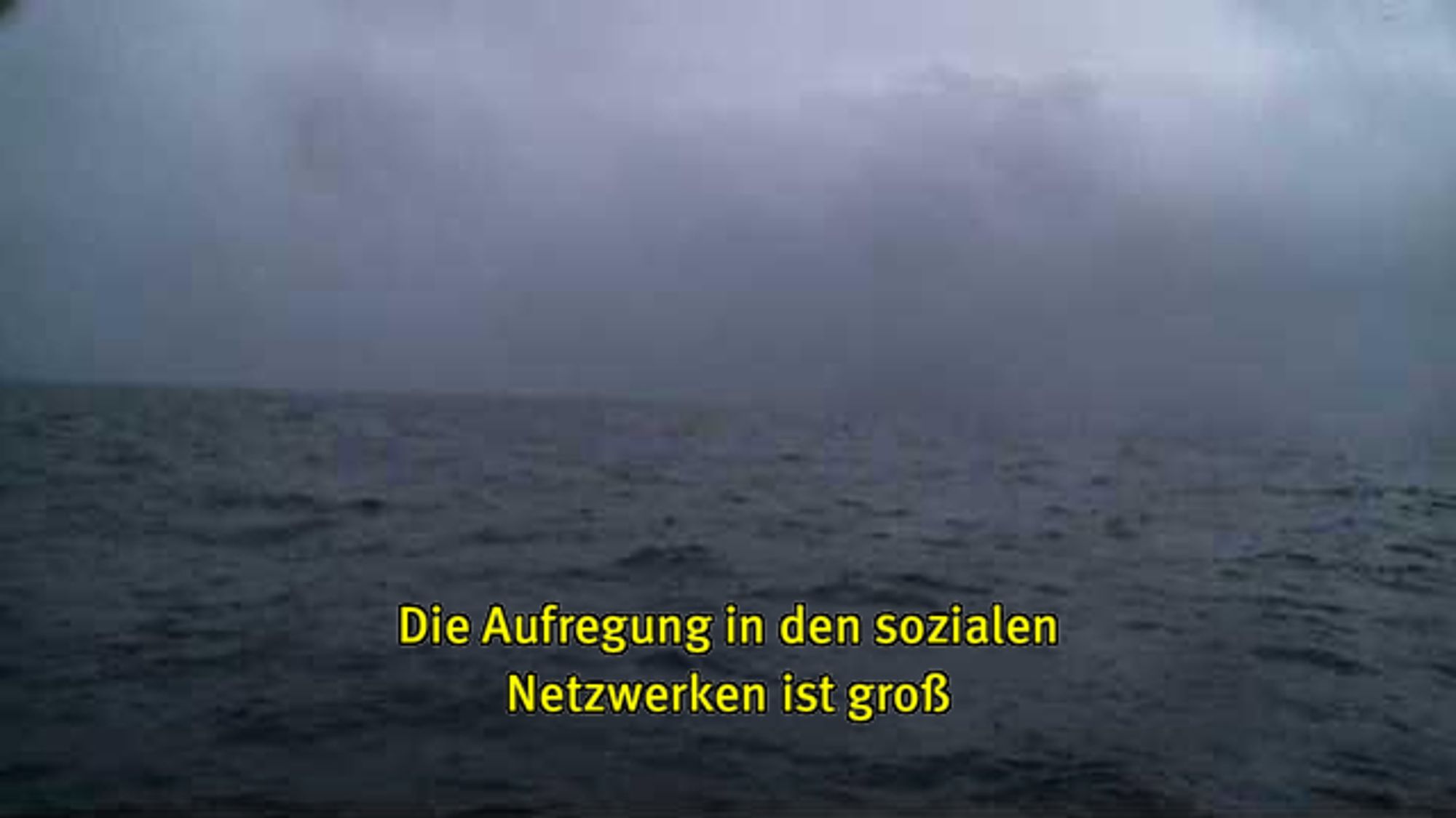 Webcam-Foto vom Meer, untertitelt mit gelber Schrift: "Die Aufregung in den sozialen Netzwerken ist groß"