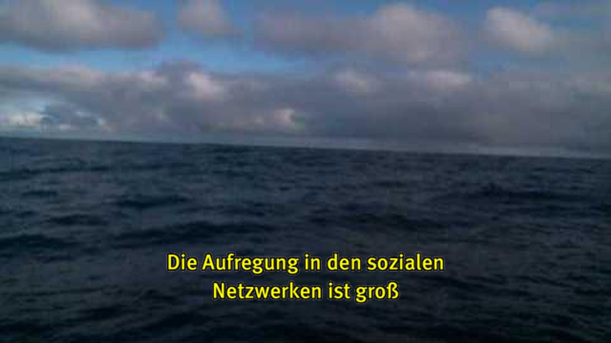 Webcam-Foto vom Meer, untertitelt mit gelber Schrift: "Die Aufregung in den sozialen Netzwerken ist groß"