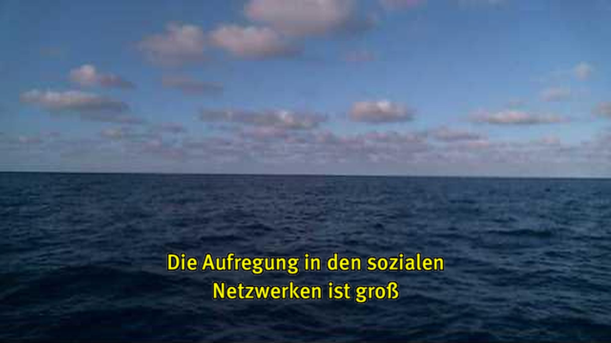 Webcam-Foto vom Meer, untertitelt mit gelber Schrift: "Die Aufregung in den sozialen Netzwerken ist groß"