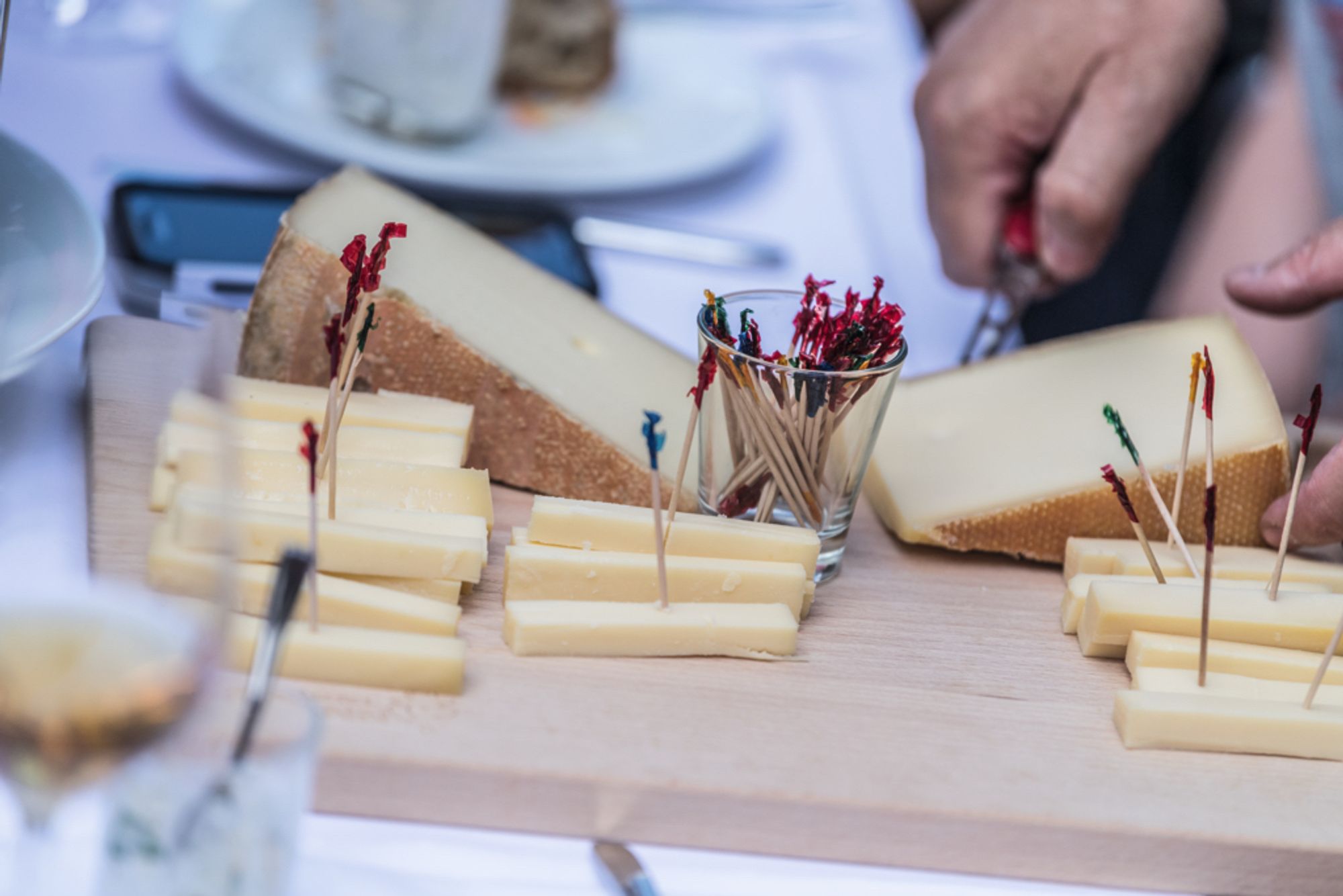 Käsedegusation in St. Gallen (Bild: Schweiz Tourismus / Mattias Nutt)