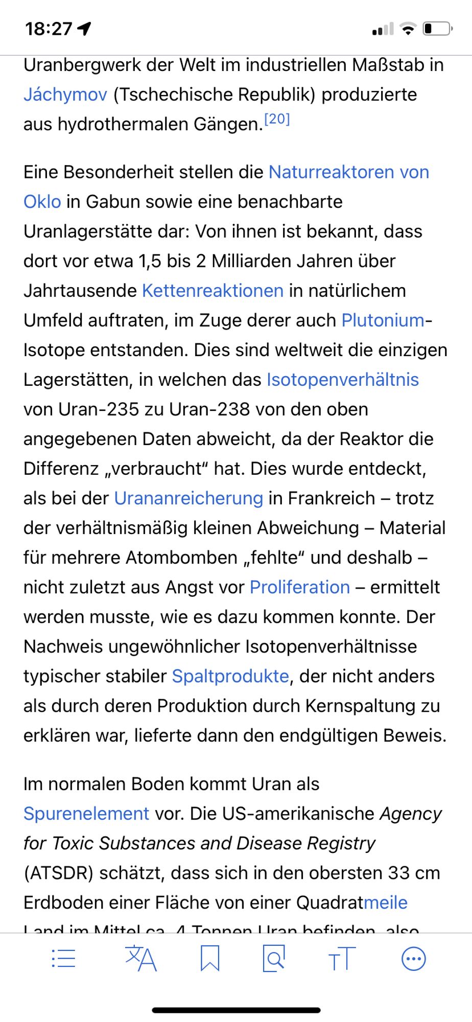 Eine Besonderheit stellen die Naturreaktoren von Oklo in Gabun sowie eine benachbarte Uranlagerstätte dar: Von ihnen ist bekannt, dass dort vor etwa 1,5 bis 2 Milliarden Jahren über Jahrtausende Kettenreaktionen in natürlichem Umfeld auftraten, im Zuge derer auch Plutonium-Isotope entstanden. Dies sind weltweit die einzigen Lagerstätten, in welchen das Isotopenverhältnis von Uran-235 zu Uran-238 von den oben angegebenen Daten abweicht, da der Reaktor die Differenz „verbraucht“ hat. Dies wurde entdeckt, als bei der Urananreicherung in Frankreich – trotz der verhältnismäßig kleinen Abweichung – Material für mehrere Atombomben „fehlte“ und deshalb – nicht zuletzt aus Angst vor Proliferation – ermittelt werden musste, wie es dazu kommen konnte.