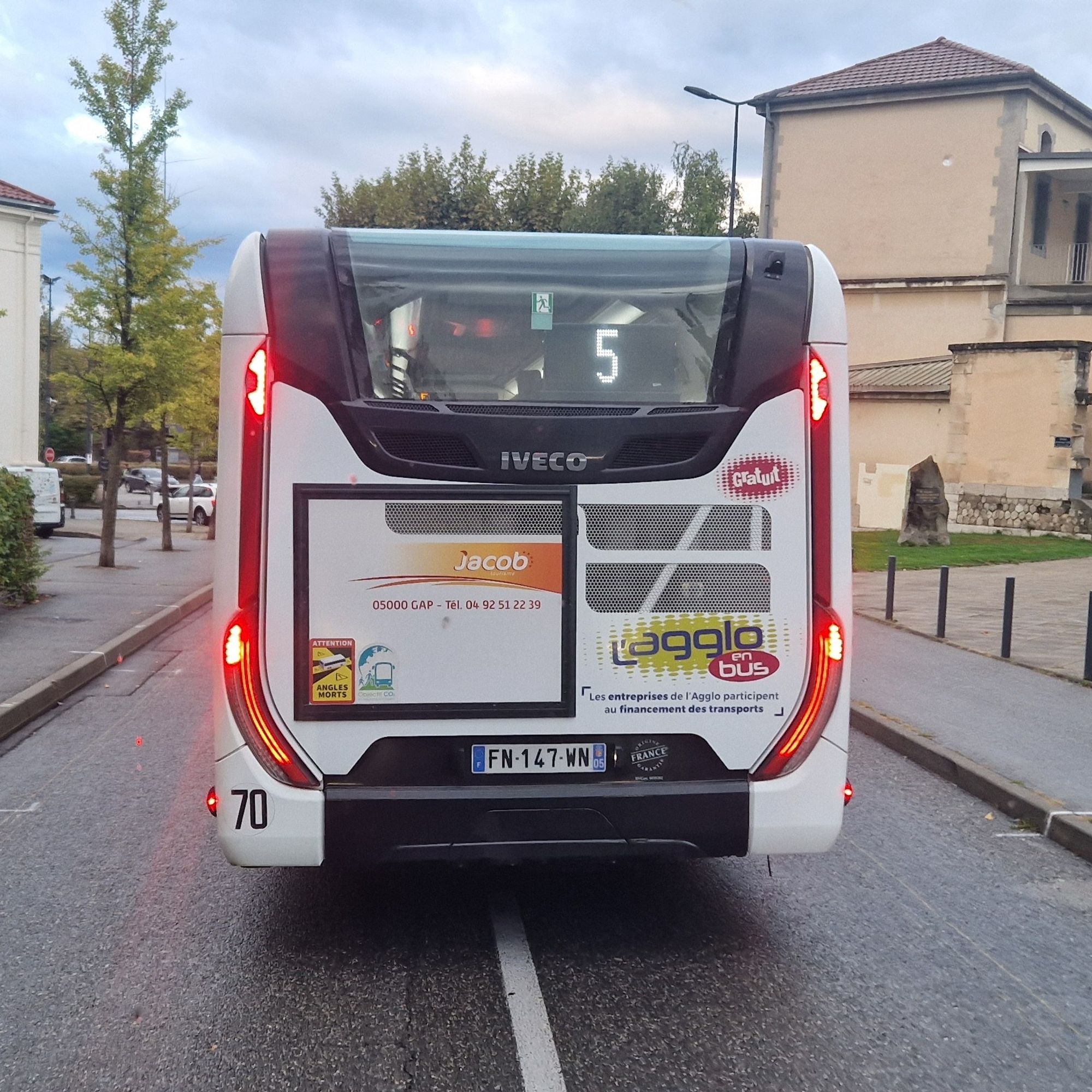 Autobus Iveco Urbanway (10m) de la societe Autocars Jacob Tourisme de Gap,  assurant la desserte de la ligne 5 : Gap IUT - Les Emeyeres.