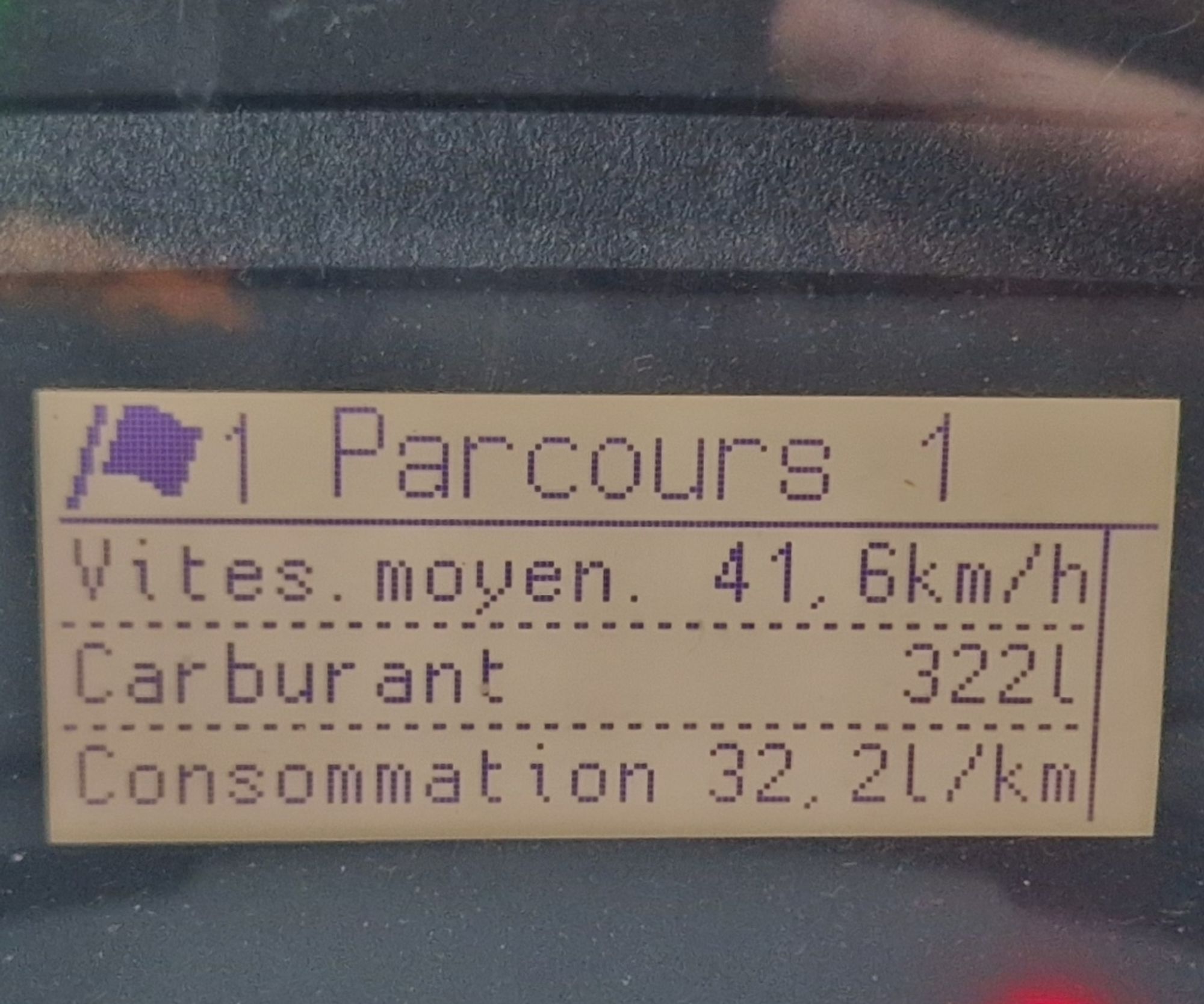 Ordinateur de bord d'un Iveco Evadys...

On y voit la vitesse moyenne 
La consommation totale depuis le dernier plein
Et la consommation moyenne...

Consommation totale : 322L
Consommation moyenne  : 32,2L/100km

Question : quelle distance ai-je parcourue ?