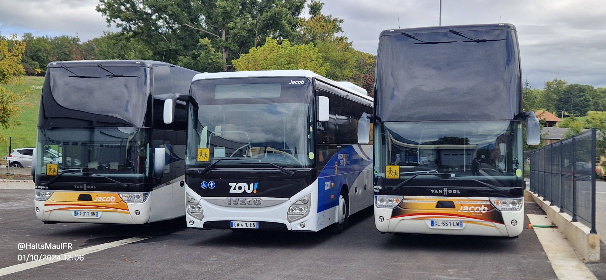 3 autocars de la société Autocars Jacob Tourisme, de Gap 

De gauche à droite :

- Vahool Altano, 14m, 72 places
- Iveco Evadys, 13m, 71 places
- Vanhool Astromega, 14m, 92 places