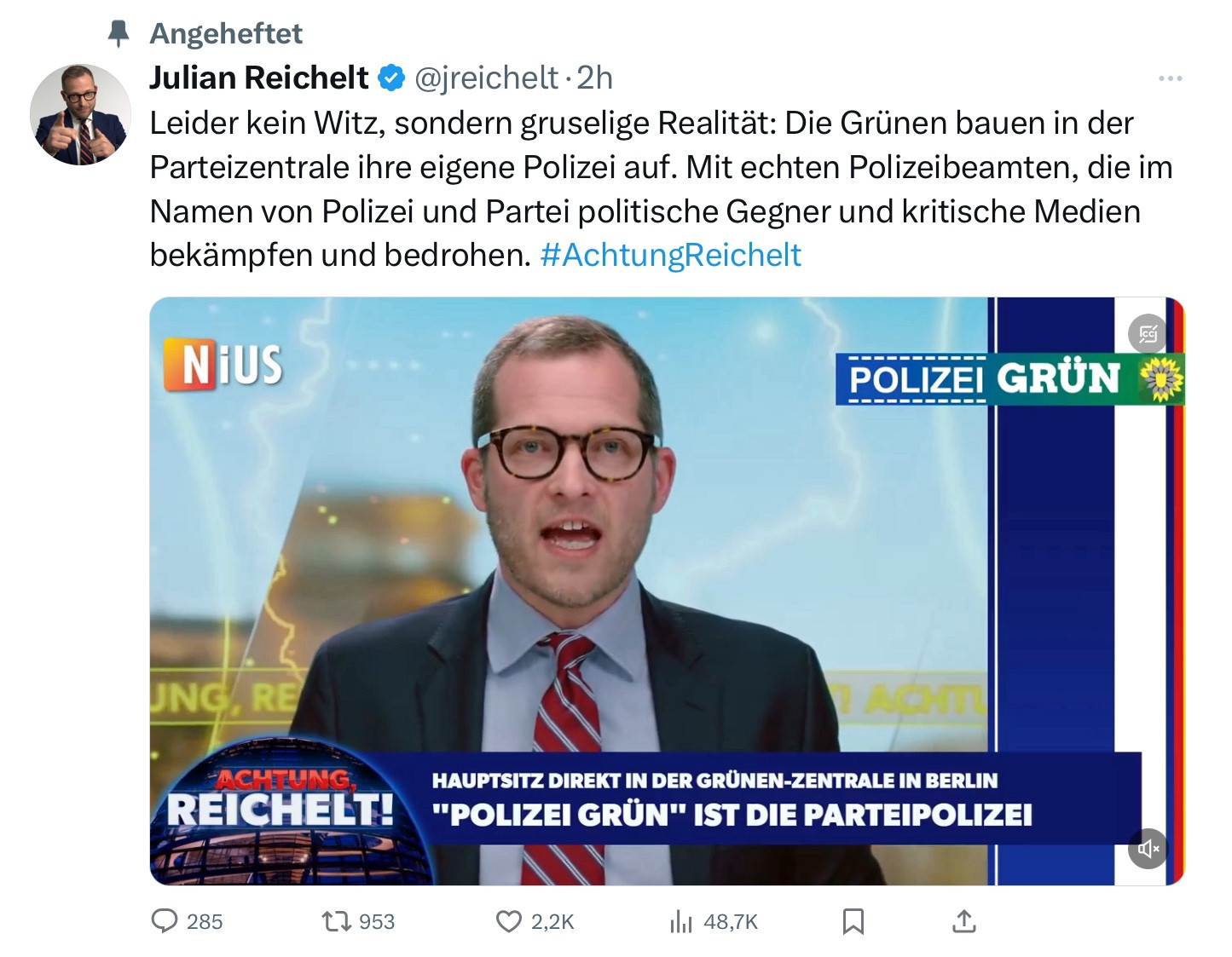 Screenshot eines heutigen Tweets von Julian Reichelt.
Text:
»Leider kein Witz, sondern gruselige Realität: Die Grünen bauen in der Parteizentrale ihre eigene Polizei auf. Mit echten Polizeibeamten, die im Namen von Polizei und Partei politische Gegner und kritische Medien bekämpfen und bedrohen. #AchtungReichelt«
Darunter eingefügt ein rund 15 Minuten langes Video mit einem Beitrag des rechtspopulistischen Mediums „Nius“.