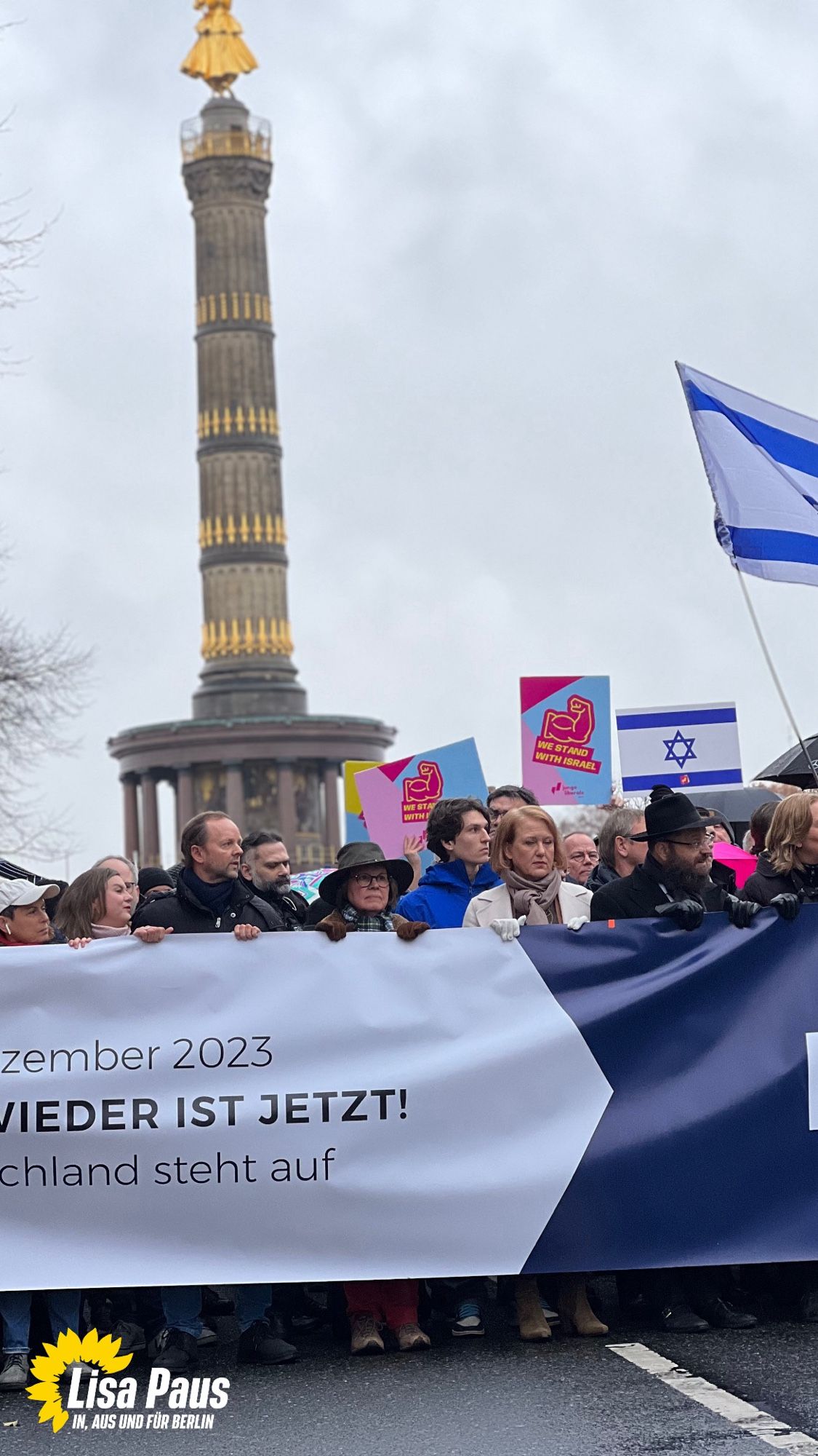 Lisa Paus auf der Demonstration von „Nie wieder ist jetzt“. Im Hintergrund ist die Siegessäule zu sehen.