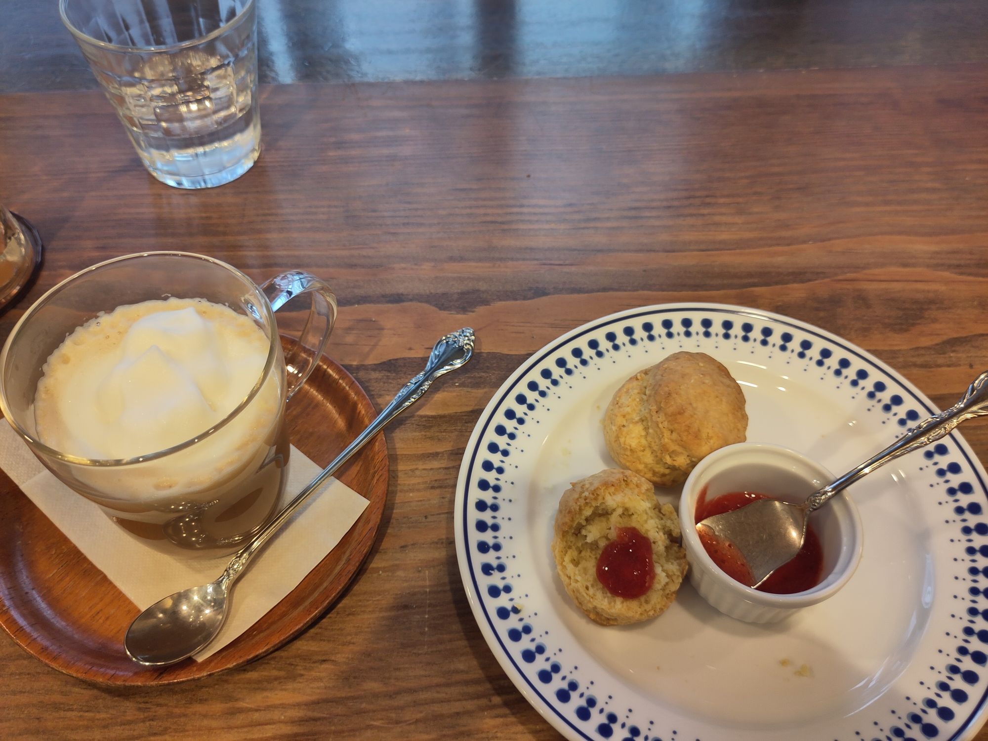 Nachtisch mit Scones und Milchkaffee alles wirklich vegan