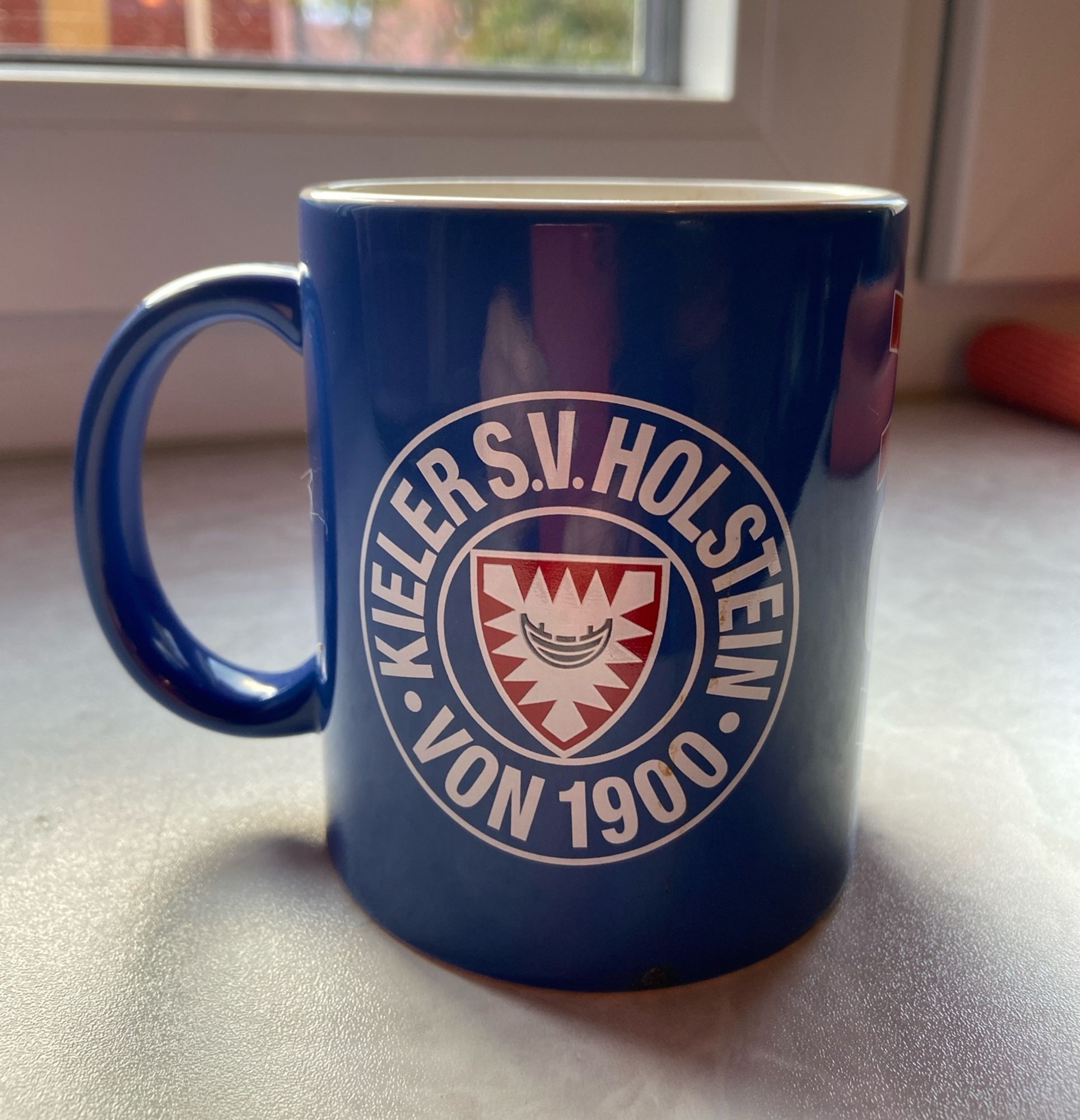 Becher mit Holstein Kiel Logo