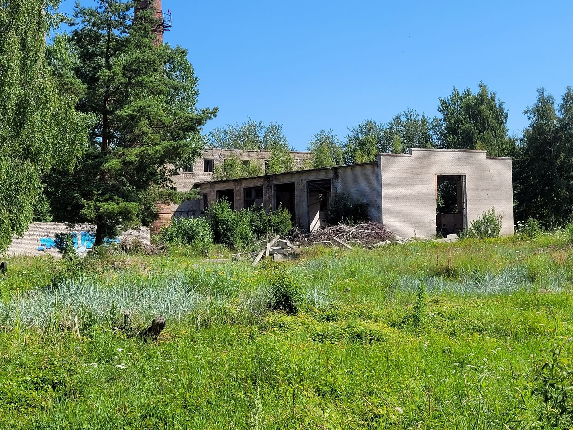 Derelict Soviet-Era factory. It could be something else though.
Maybe someone is inside there?