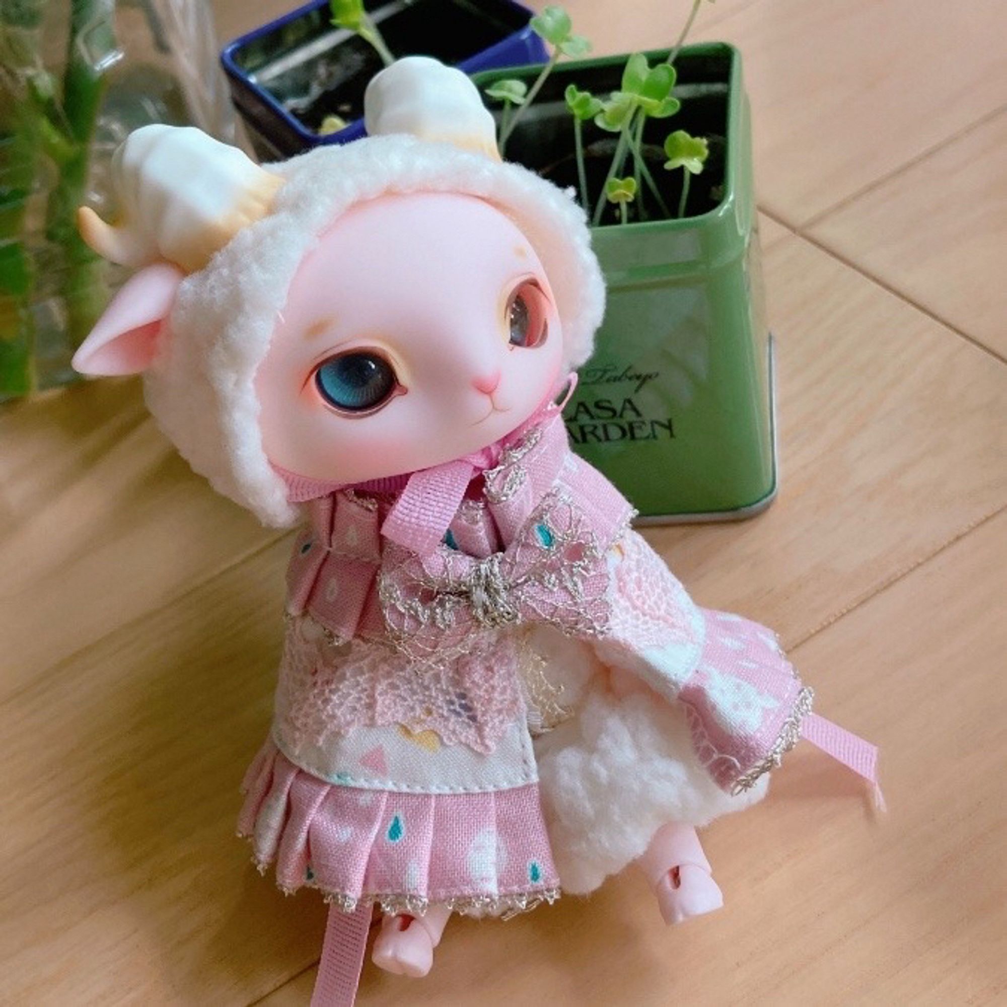 DEARMINE fuwafuwa LORENZ party ver.
10センチ級キャストドール　bjd

ピンク色のひつじドール🐏がフローリングにちょこんと座っている写真