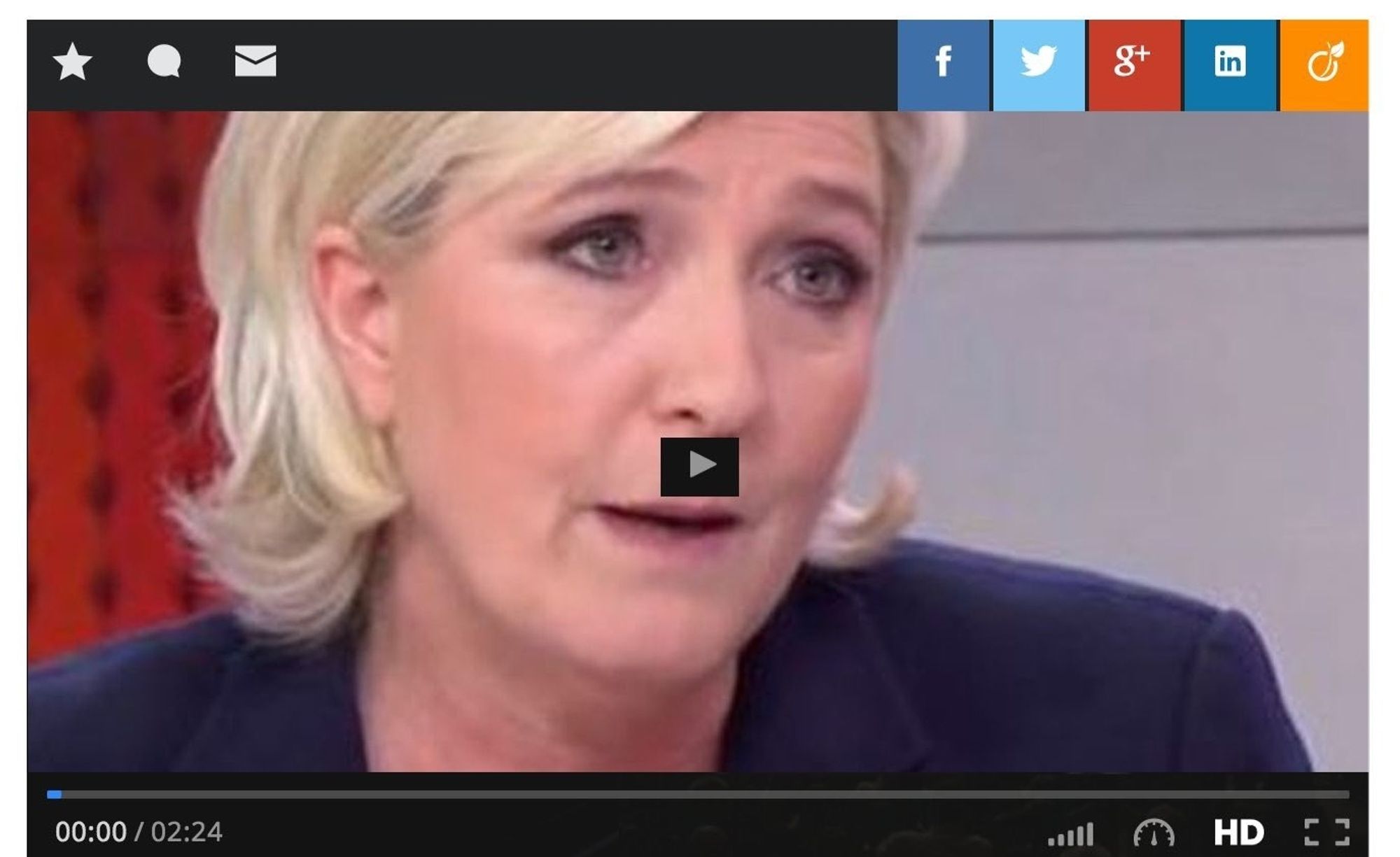 Vidéo de Marine Le Pen avec le bouton de lecture sous le nez, ressemblant à une moustache qui aurait fait fureur dans les années 30 en Allemagne.