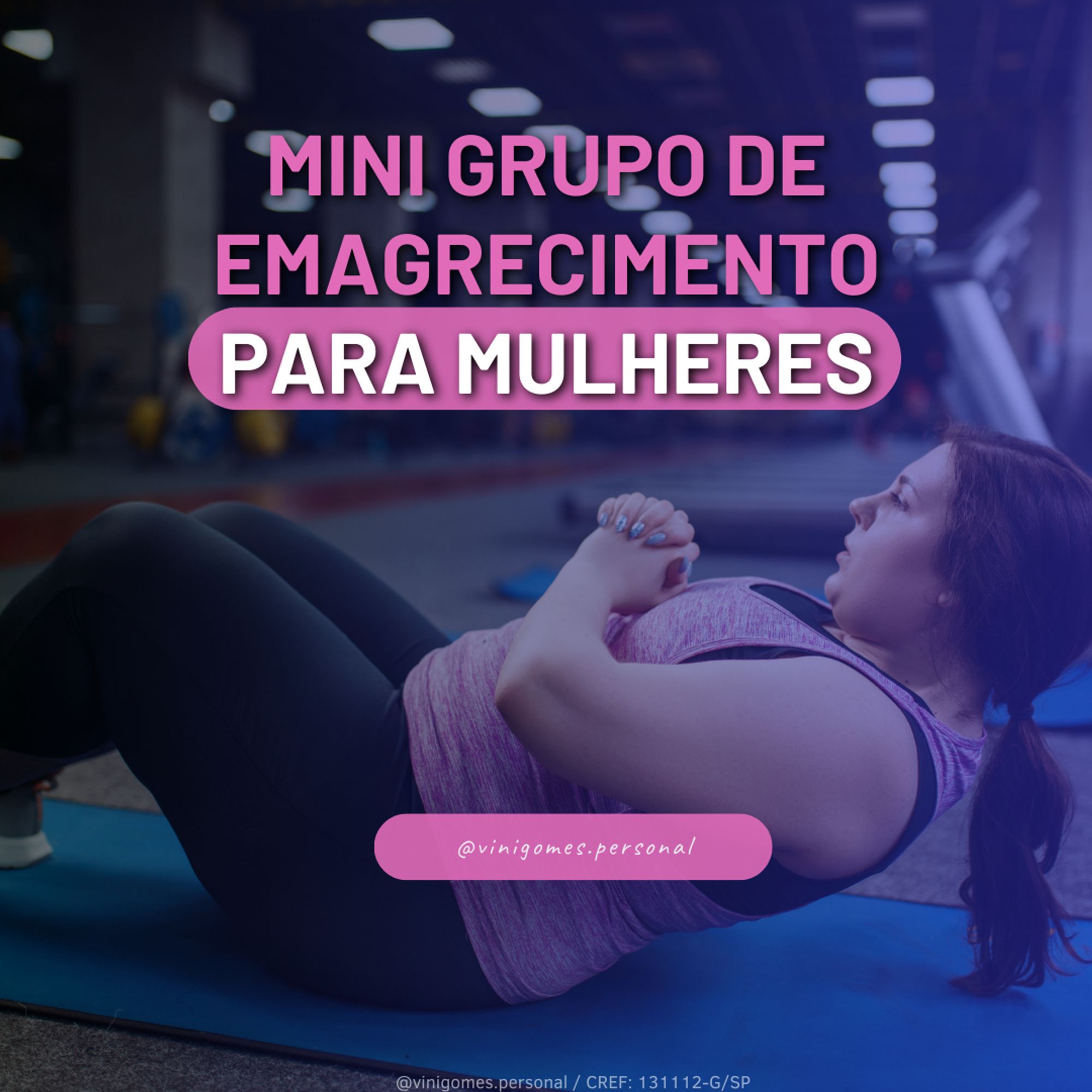 mullher treinando numa academia, deitada num colchonete fazendo abdominal usando calça leg preta e uma blusinha de treino rosa. Na imagem contém uma chamada para um Mini Grupo de Emagrecimento para mulheres.