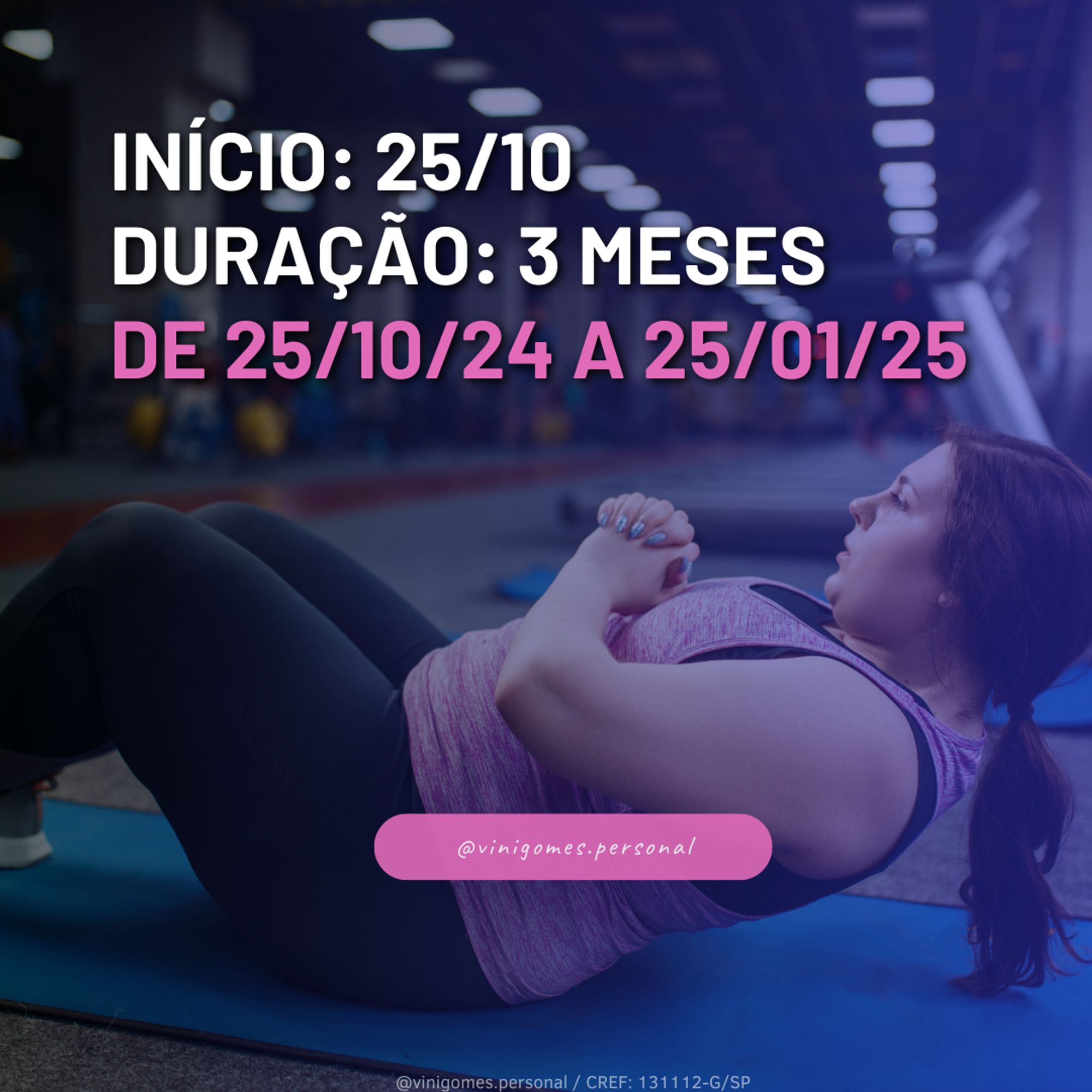 mullher treinando numa academia, deitada num colchonete fazendo abdominal usando calça leg preta e uma blusinha de treino rosa. Na imagem contém a data do programa que vai de 25/10 com duração de 3 meses, a 25/01/2025