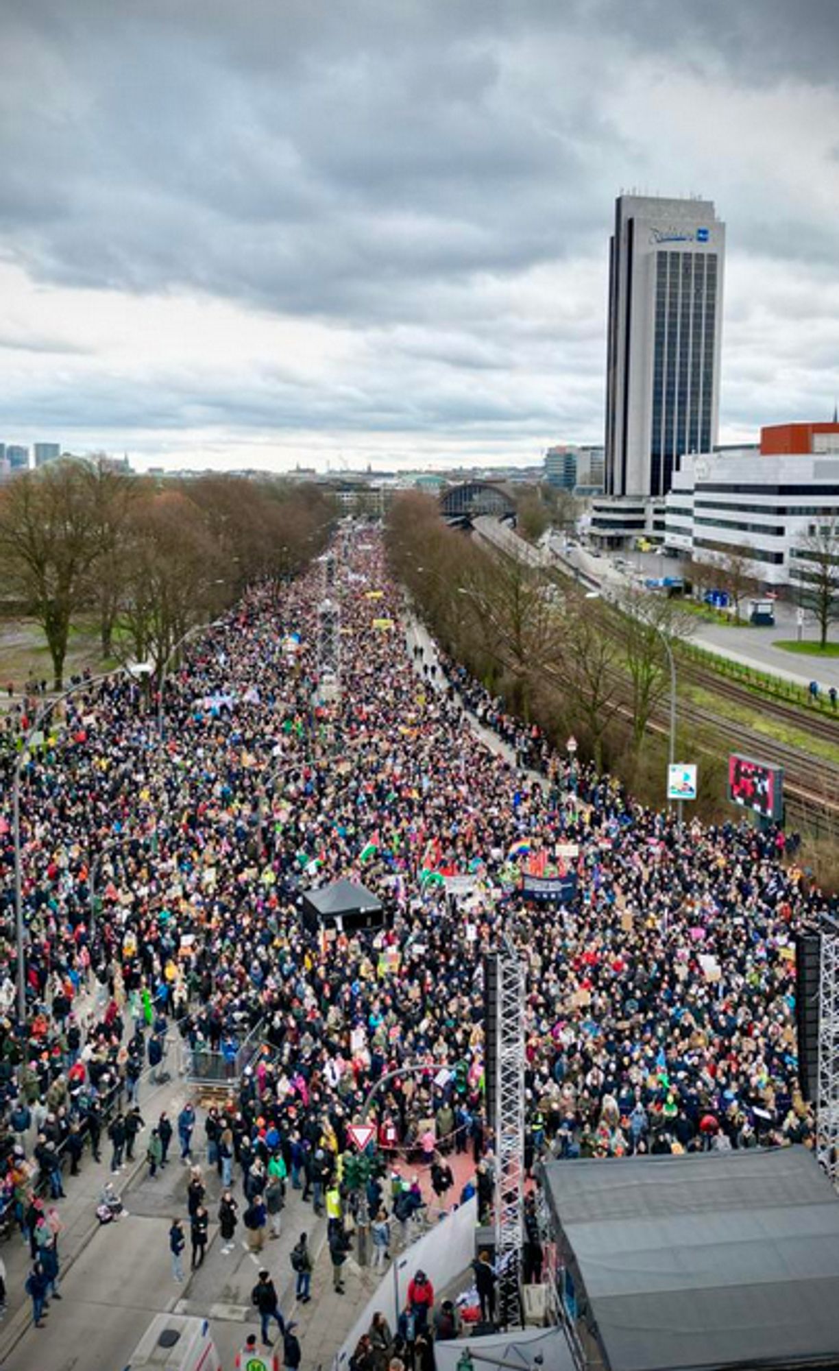 Blick von oben auf die proppenvolle Edmund-Siemers-Allee