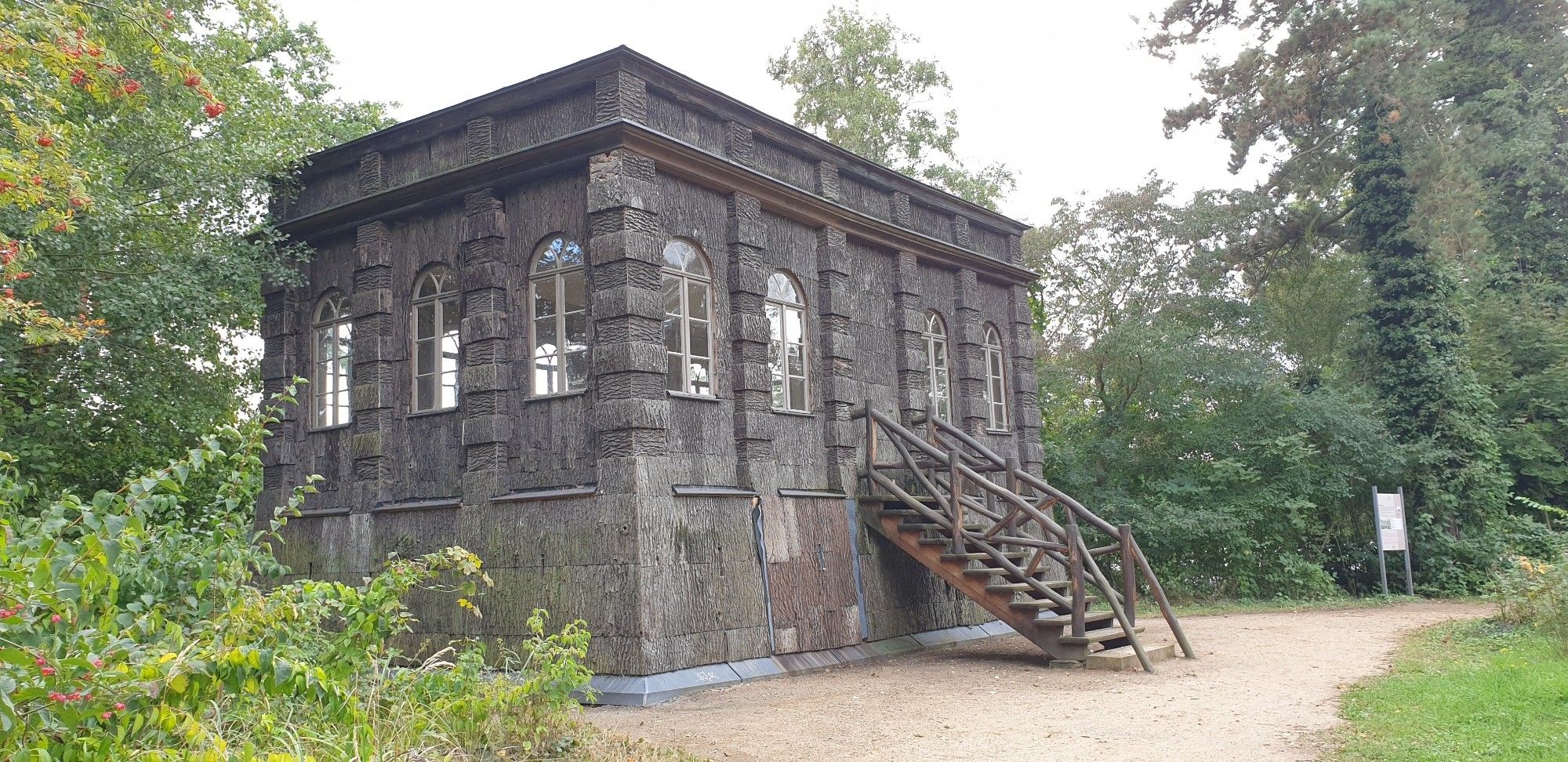 In Baumrinde eingefasstes Gebäude (vermutlich verflucht)