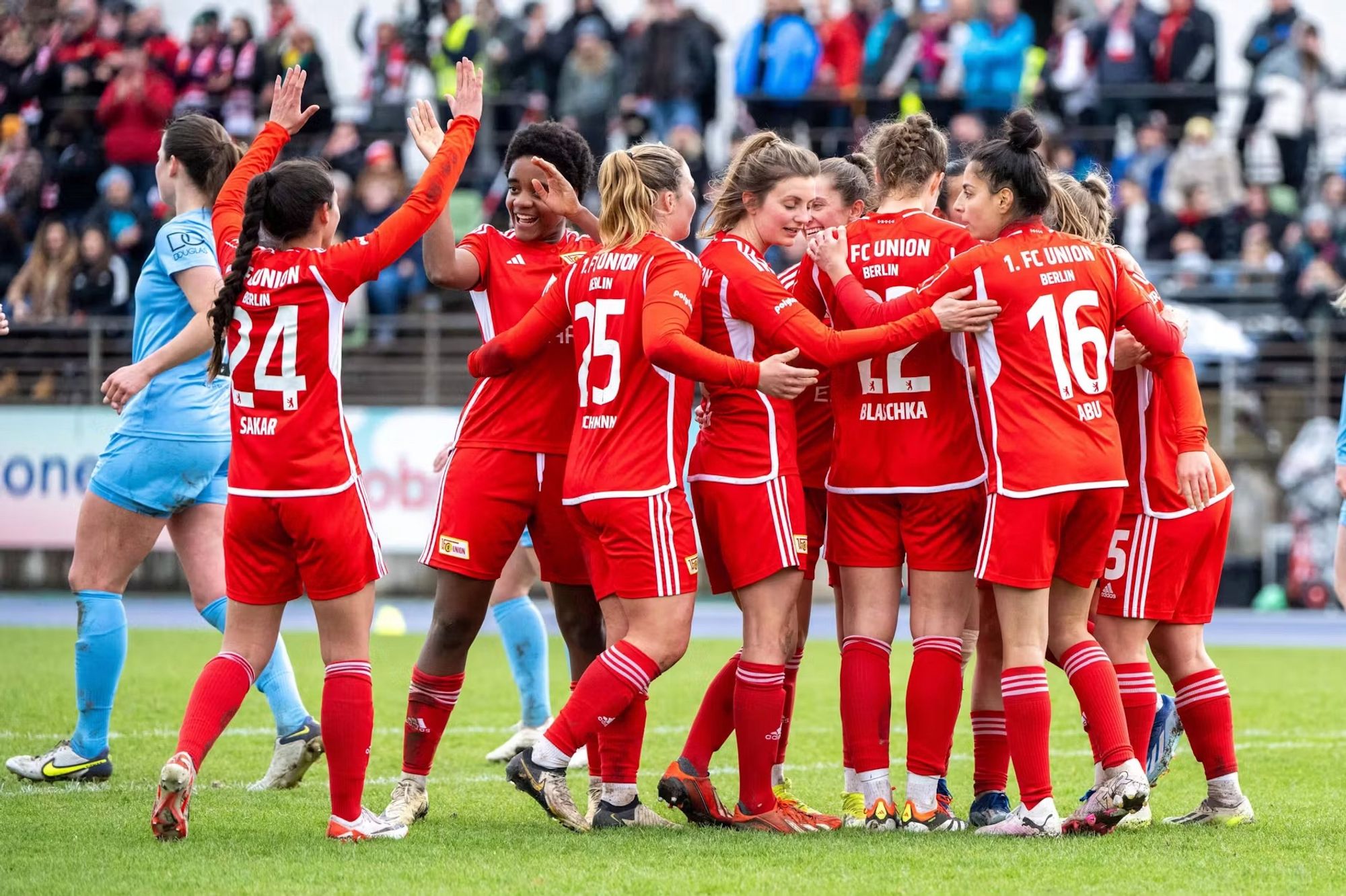 Frauenmannschaft des 1. FC Union Berlin jubelnd 