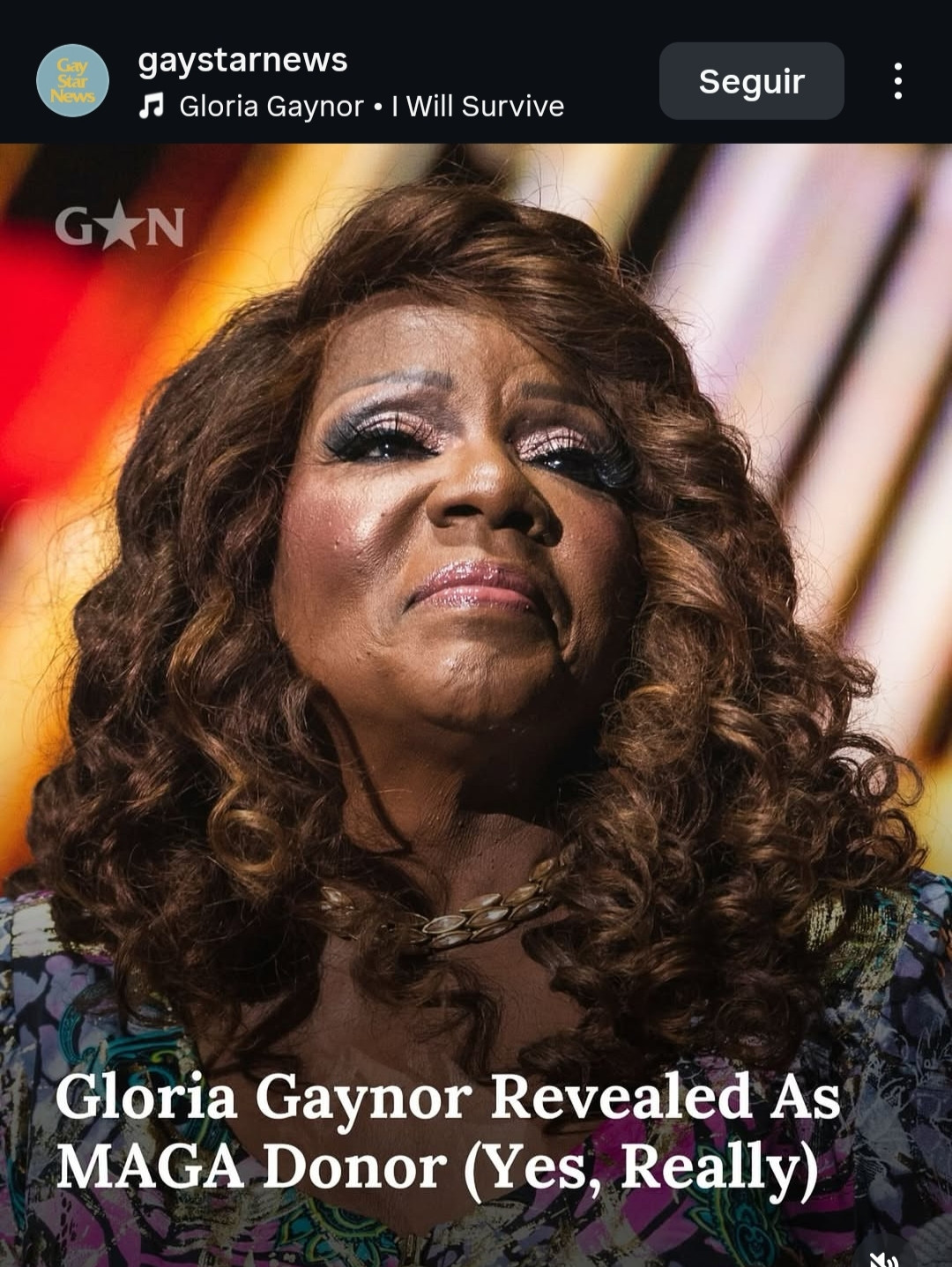 Gloria Gaynor destapada como donante MAGA (sí, de verdad). En la imagen sale Gloria Gaynor maquillada con un vestido floreado en perspectiva tres cuartos.