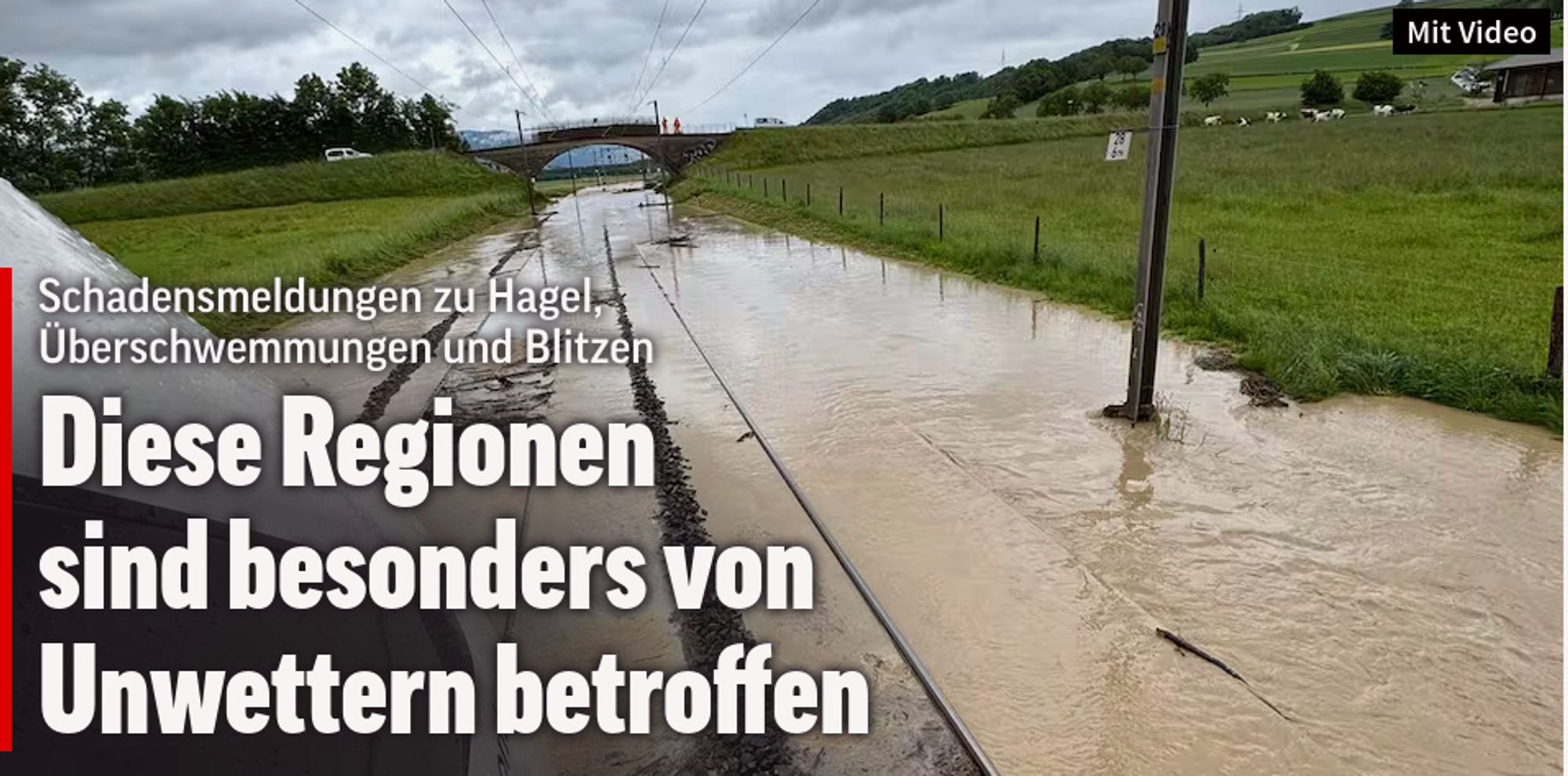 Ein überschwemmtes Bahngeleise, das mehr nach Fluss aussieht mit der Schlagzeile: "Schadensemeldungen zu Hagel, Überschwemmungen und Blitzen - Diese Regionen sins besonders vom Unwetter betroffen"