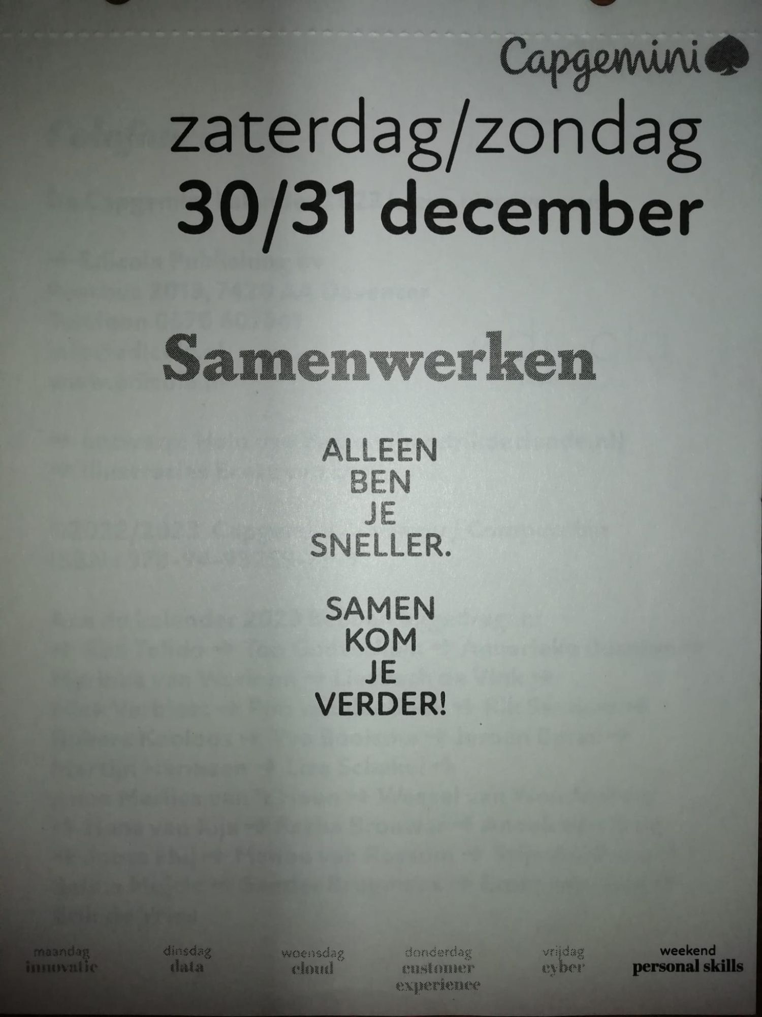 Een blaadje uit een scheurkalender met de huidige datum.
De tekst op het blaadje:
Alleen ben je sneller
Samen kom je verder.