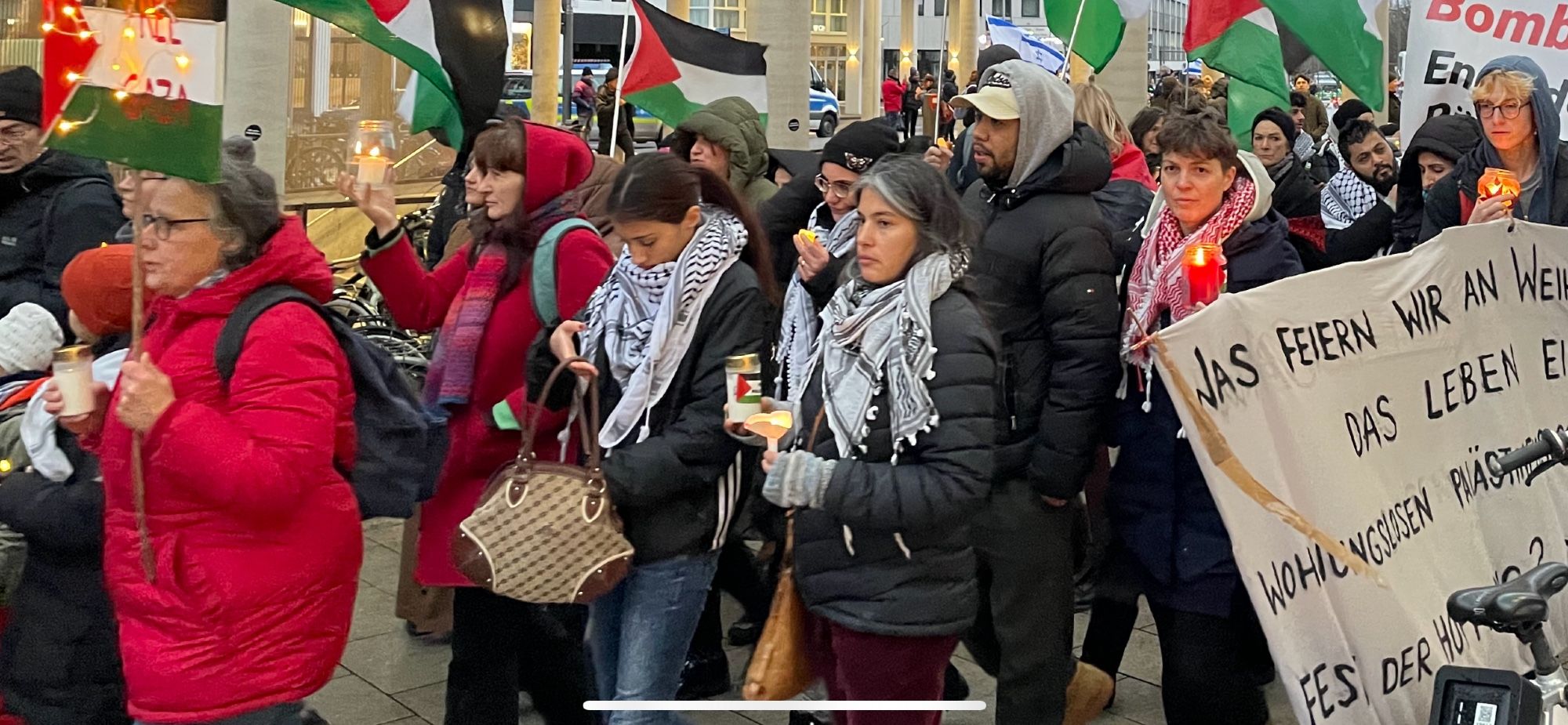 Die Gruppe Palästina Solidarität Duisburg auf der Demo „Kerzenmarsch“ der „Palästinensischen Allianz NRW“ am 23.12. in Köln mit eigenem Banner (ohne Gruppenlogo).