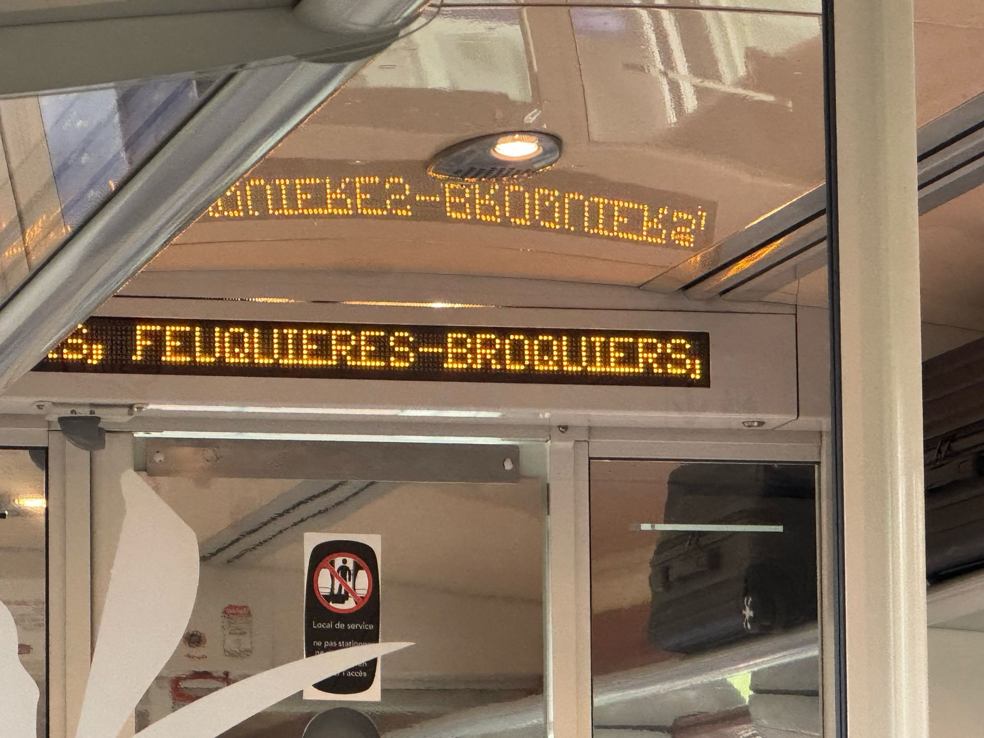 Affichage électronique de train où il est écrit « Feuquières-Broquiers »