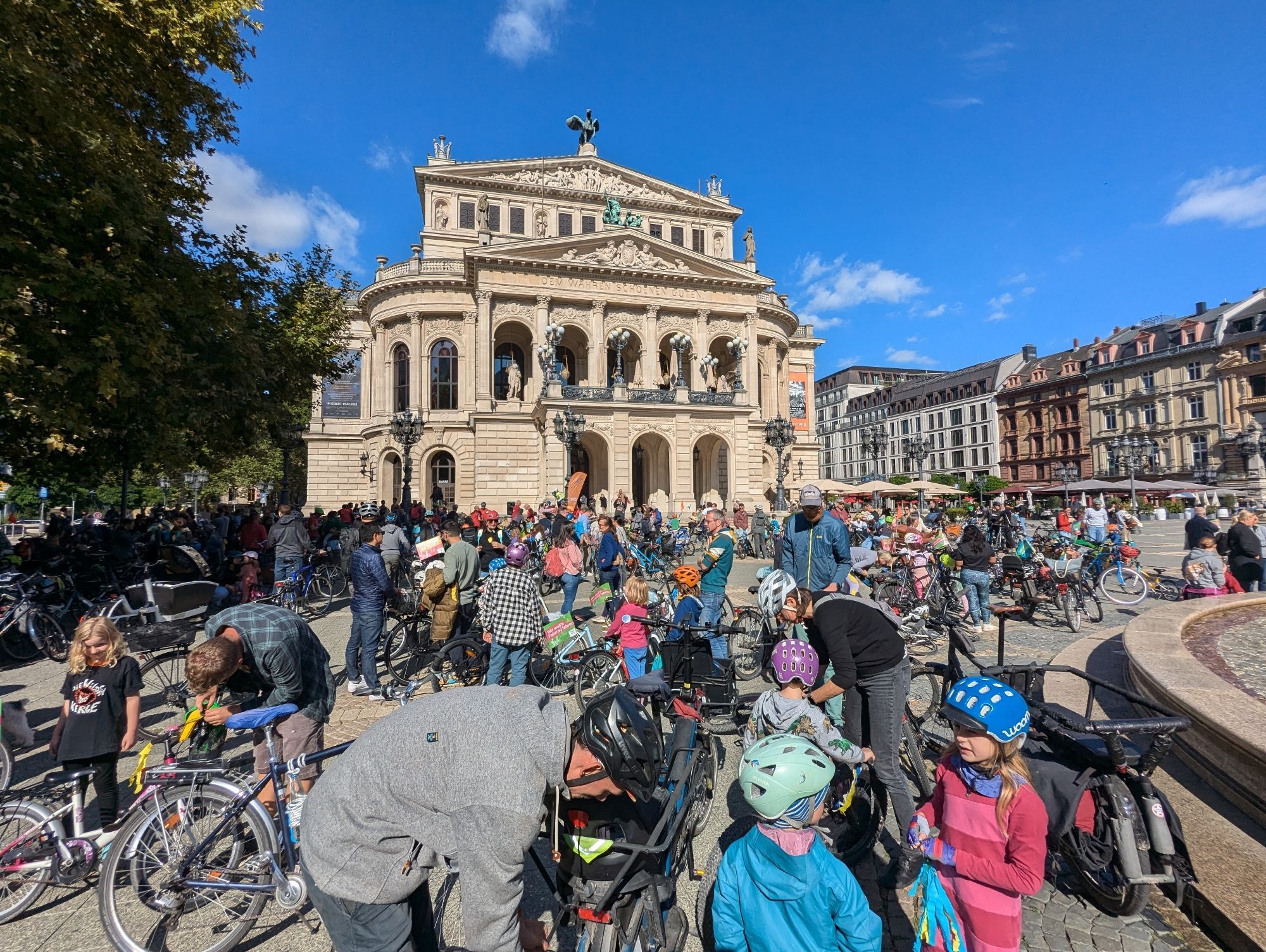 Opernplatz Frankfurt voller Familien mit Kindern auf ihren Fahrrädern